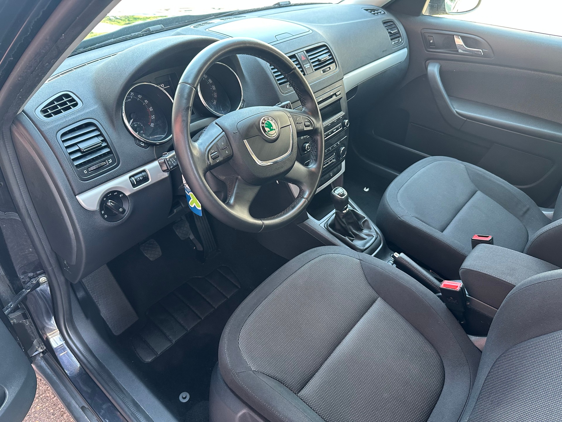 SKODA Yeti 1.6 TDI GL Ambition-image-10