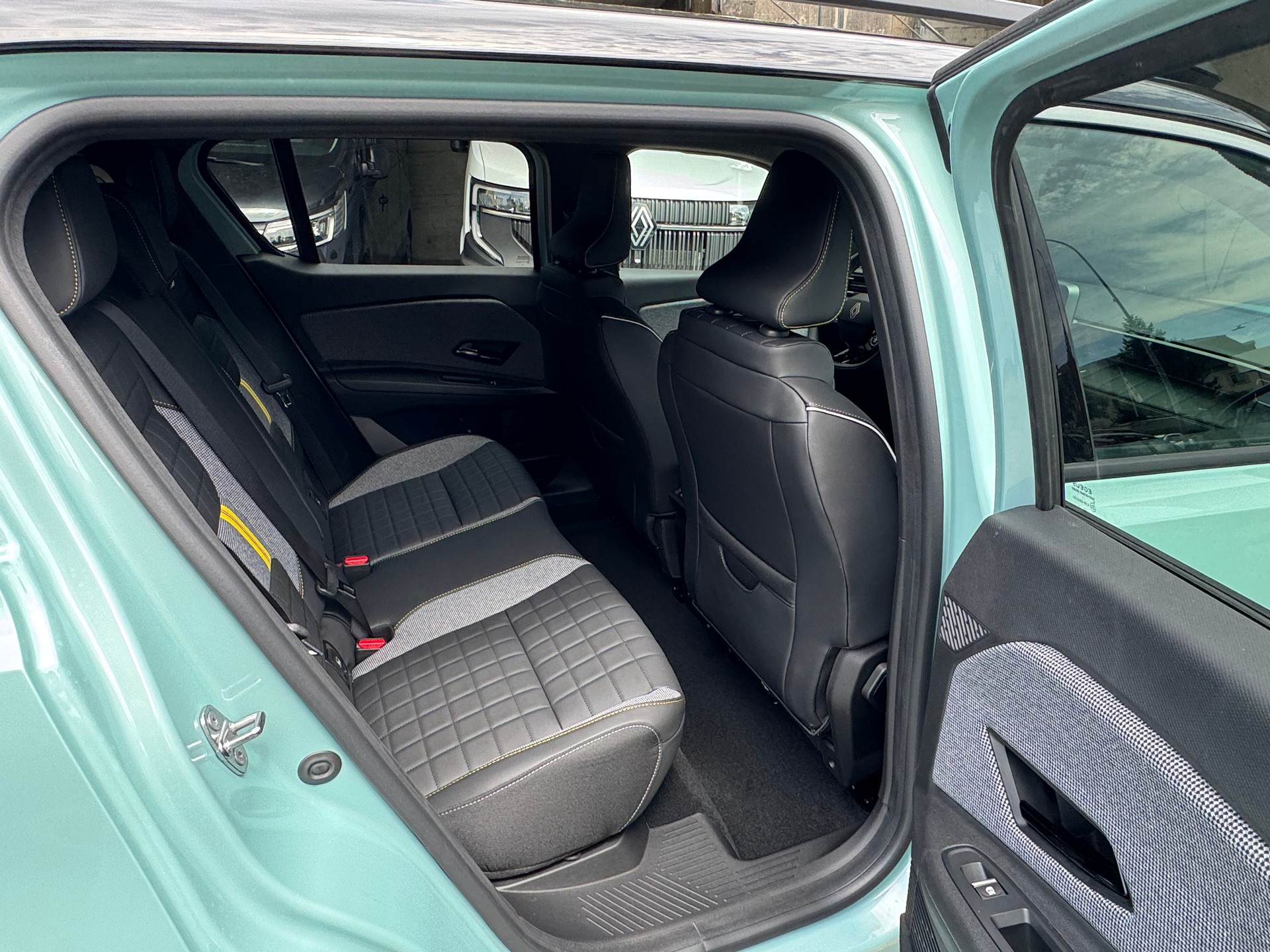 RENAULT R4 E-Tech Comfort Range 52 kWh Iconic-image-10
