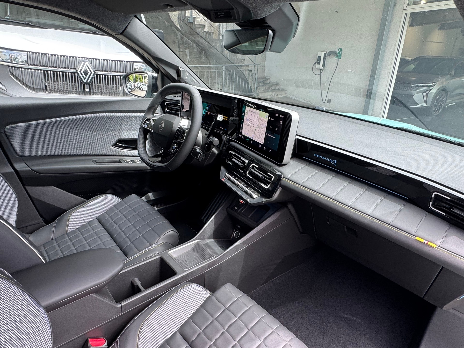 RENAULT R4 E-Tech Comfort Range 52 kWh Iconic-image-9
