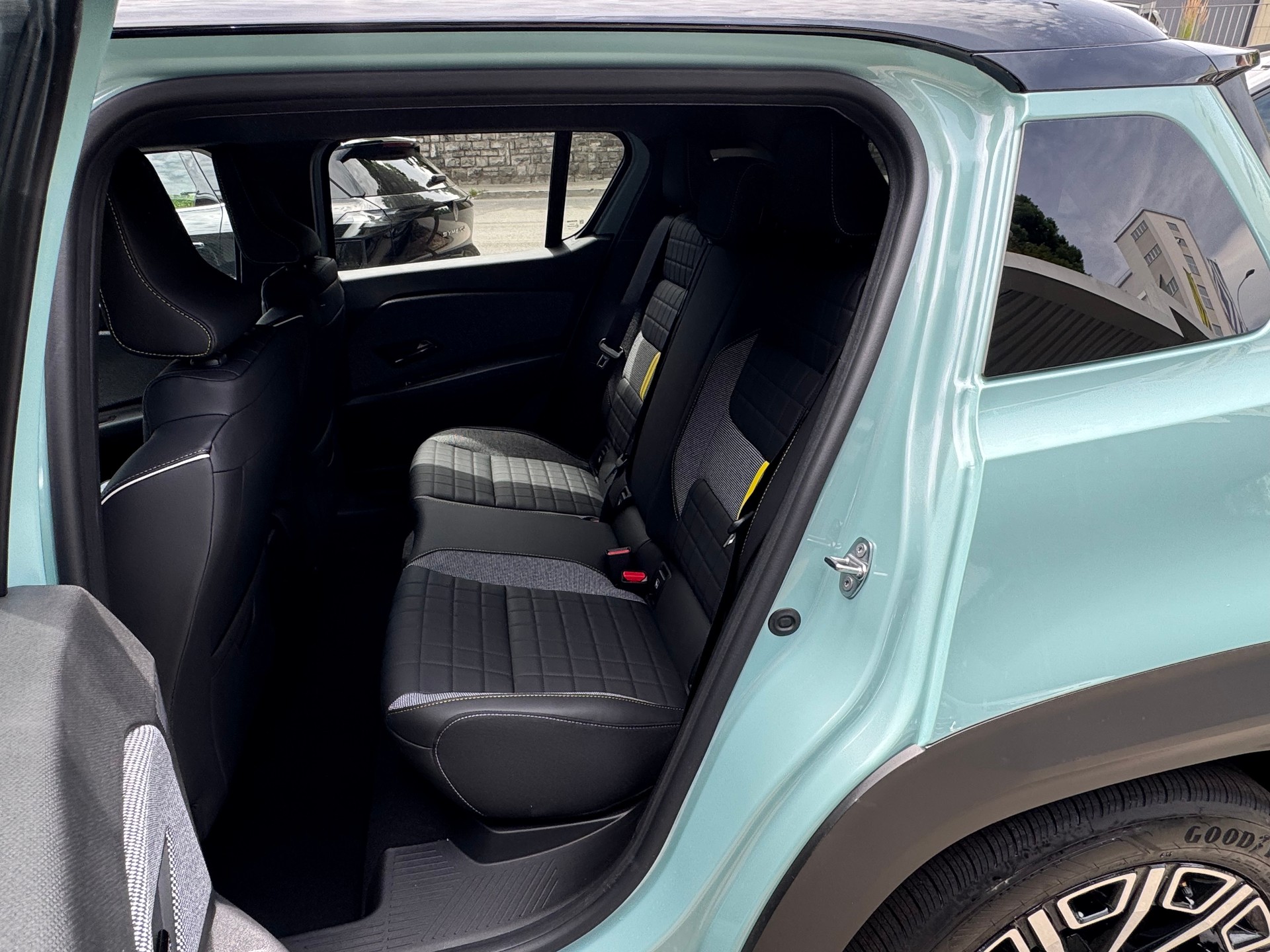 RENAULT R4 E-Tech Comfort Range 52 kWh Iconic-image-12