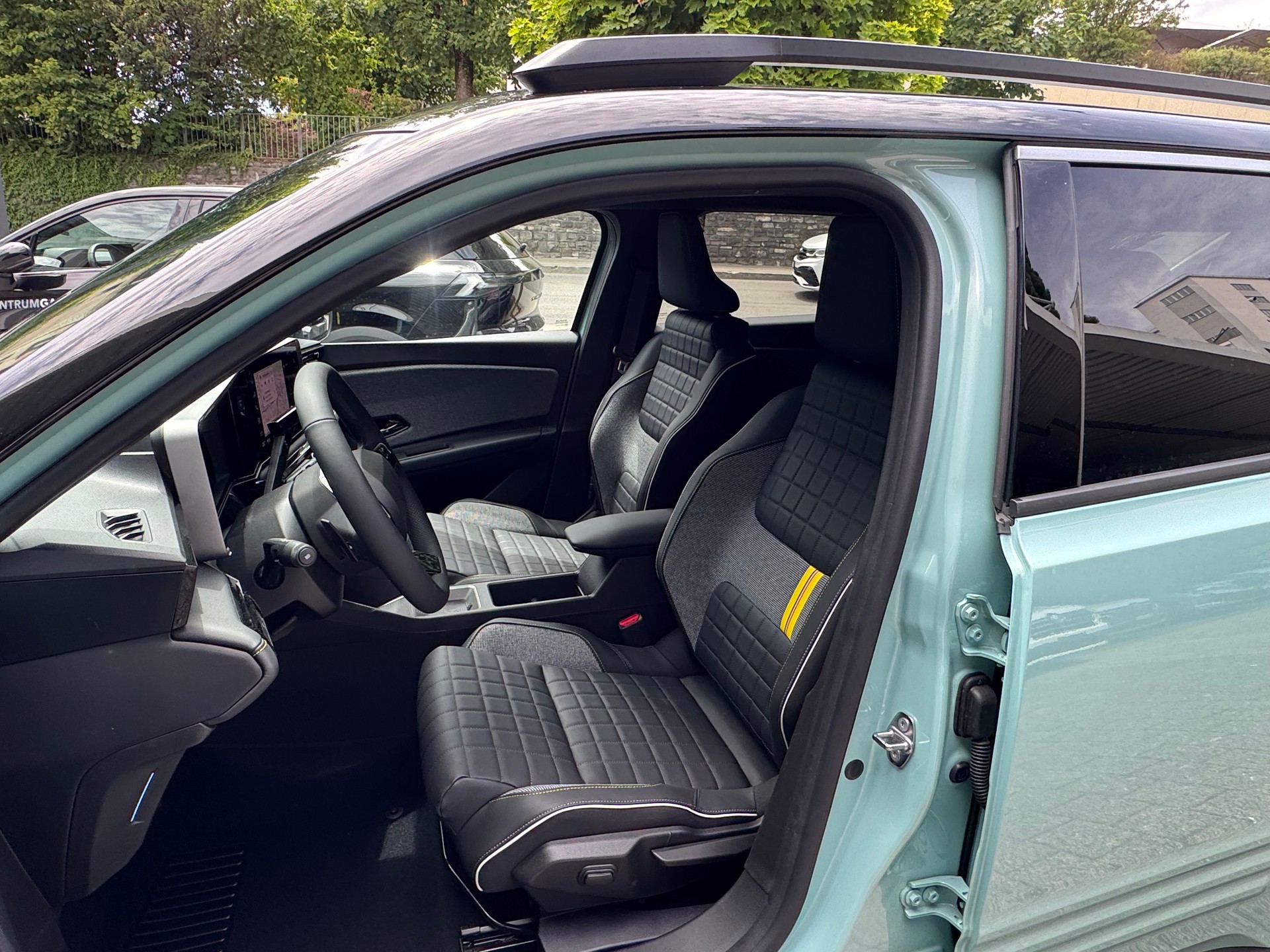 RENAULT R4 E-Tech Comfort Range 52 kWh Iconic-image-13