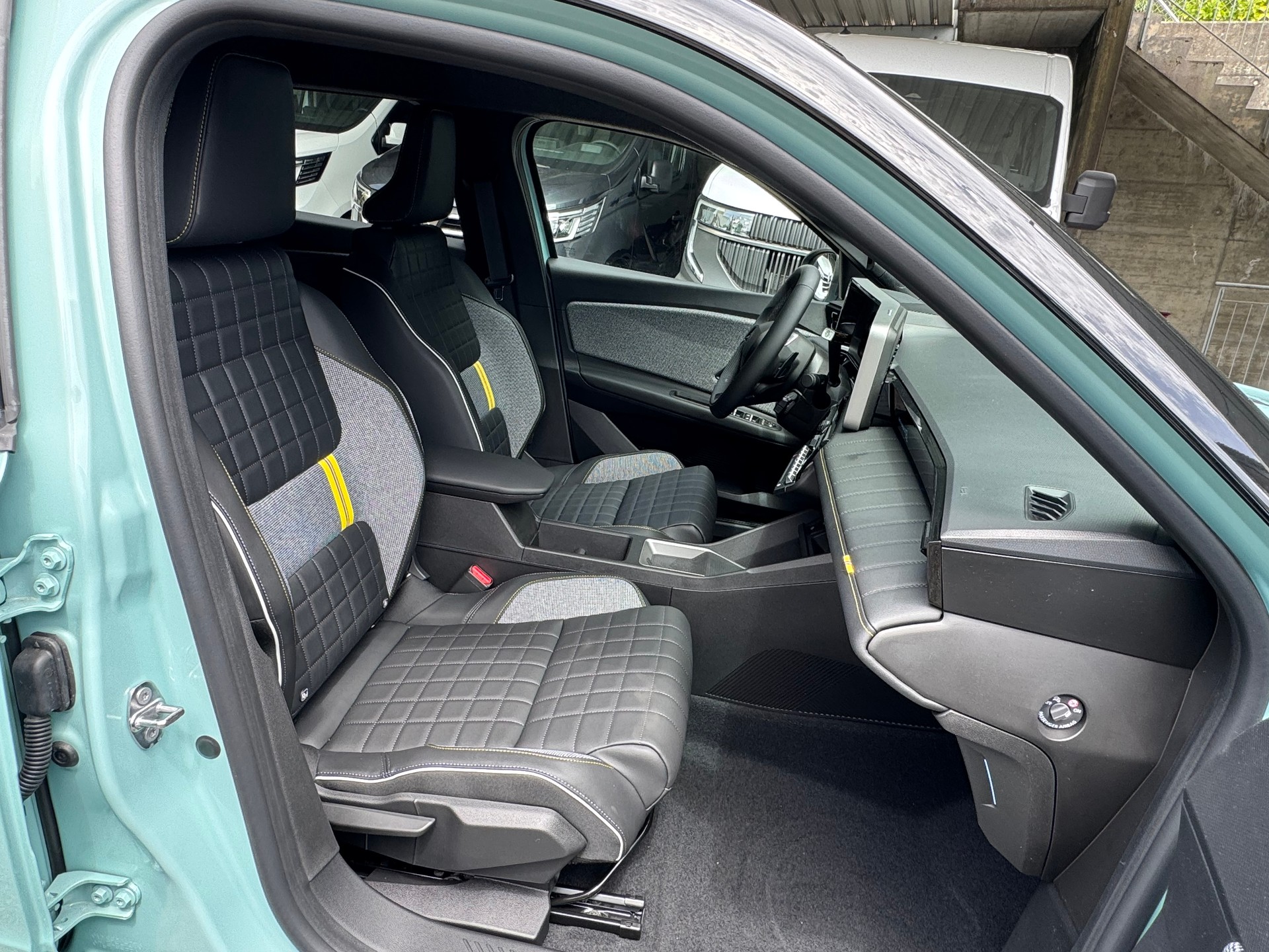 RENAULT R4 E-Tech Comfort Range 52 kWh Iconic-image-8