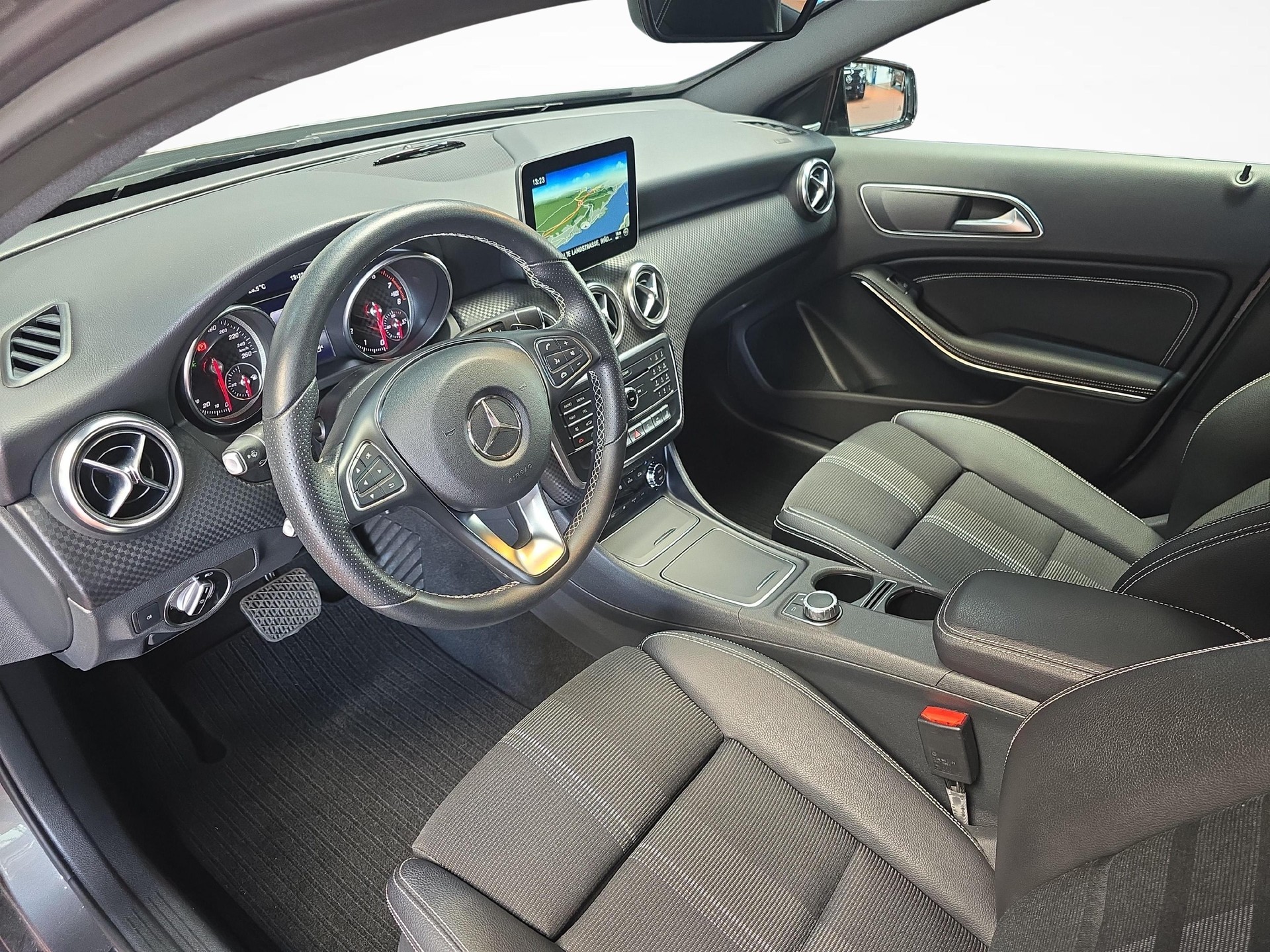 MERCEDES-BENZ A 200 Urban-image-4