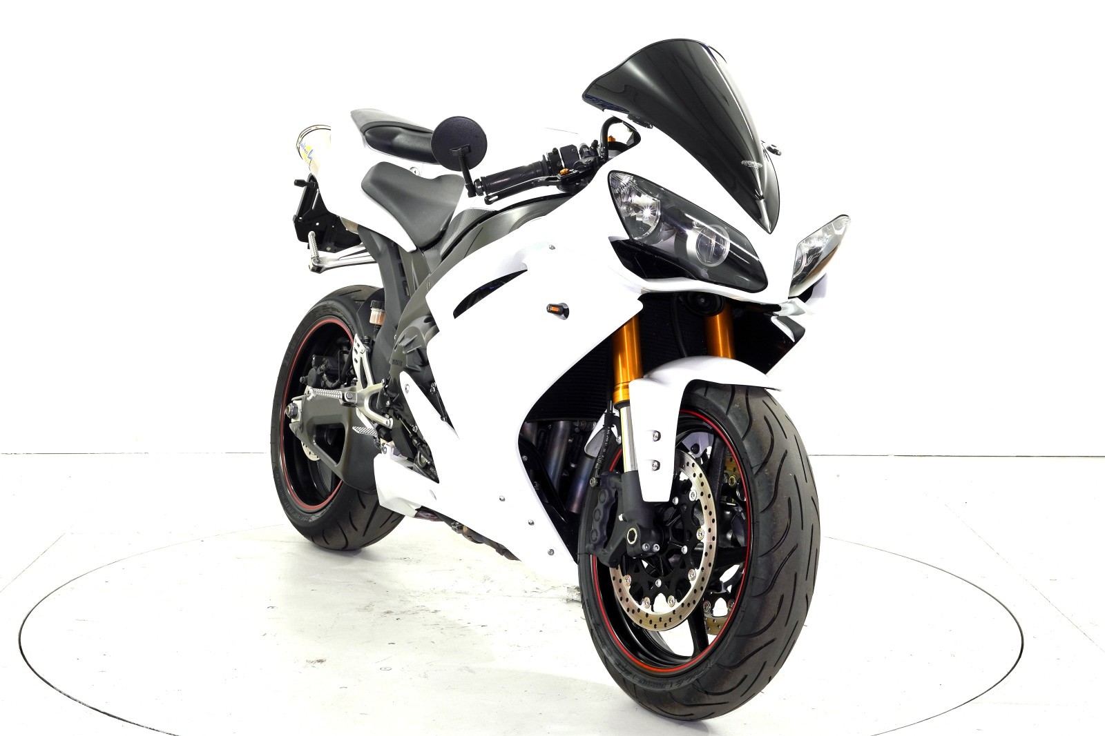 YAMAHA YZF-R1-showroom-element-1