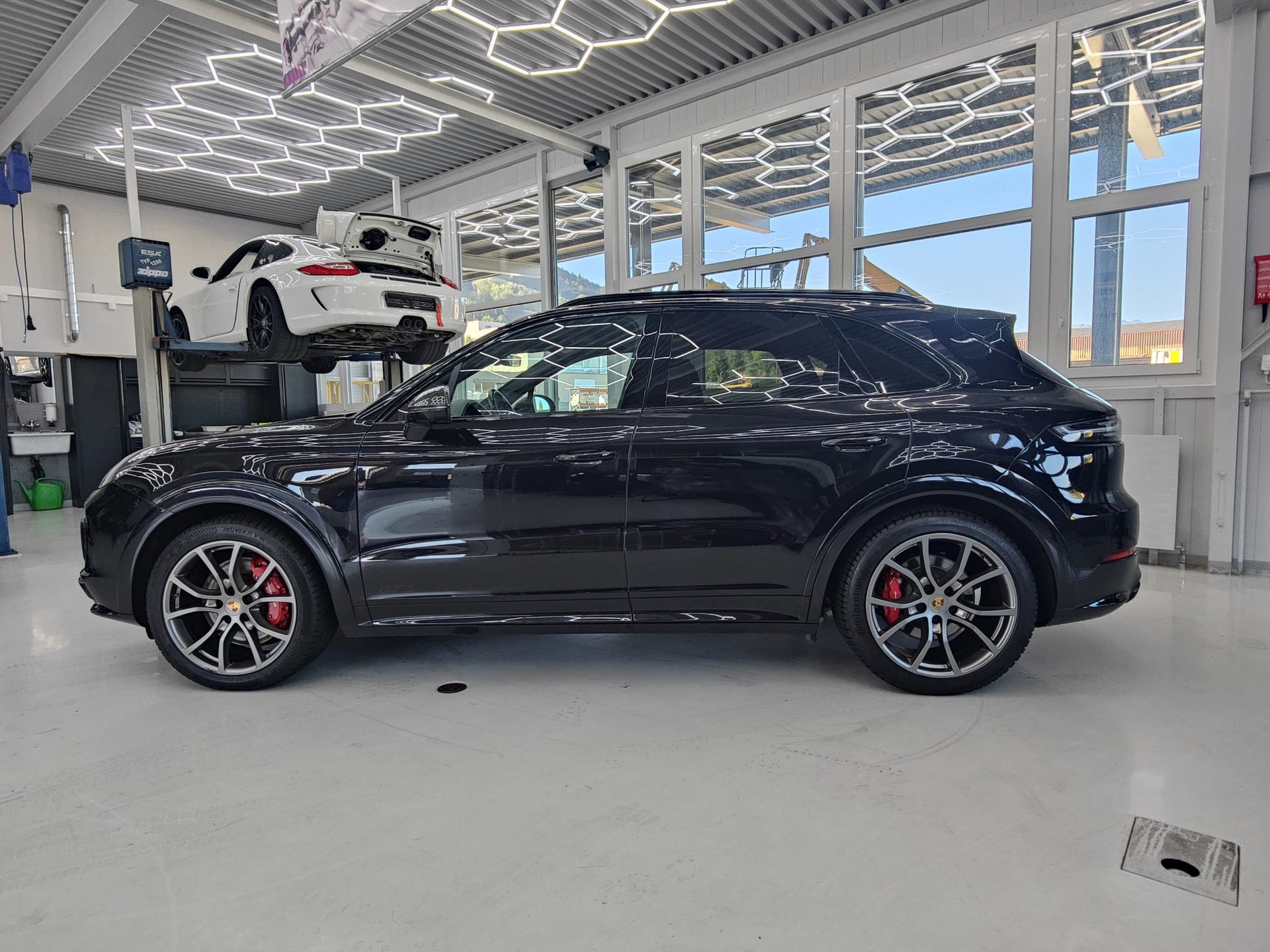 PORSCHE Cayenne GTS-image-2