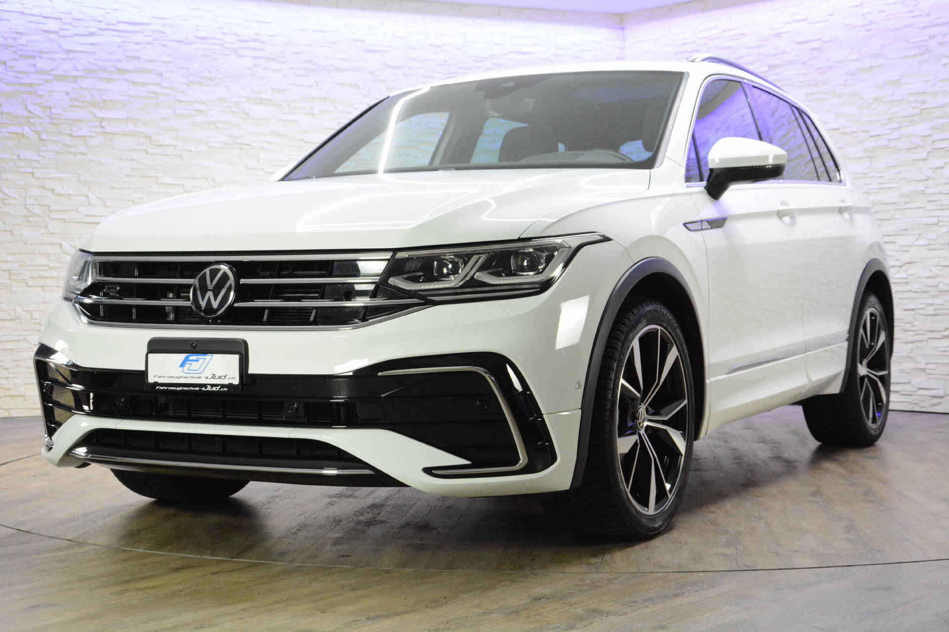 VW Tiguan 2.0 TSI R-Line DSG-image-0