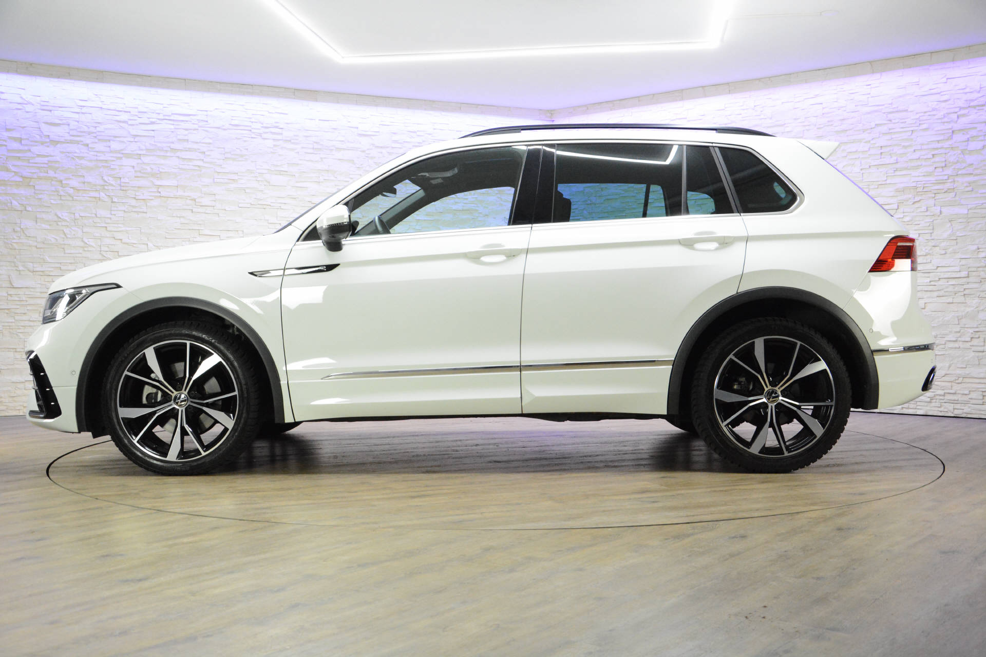 VW Tiguan 2.0 TSI R-Line DSG-image-2