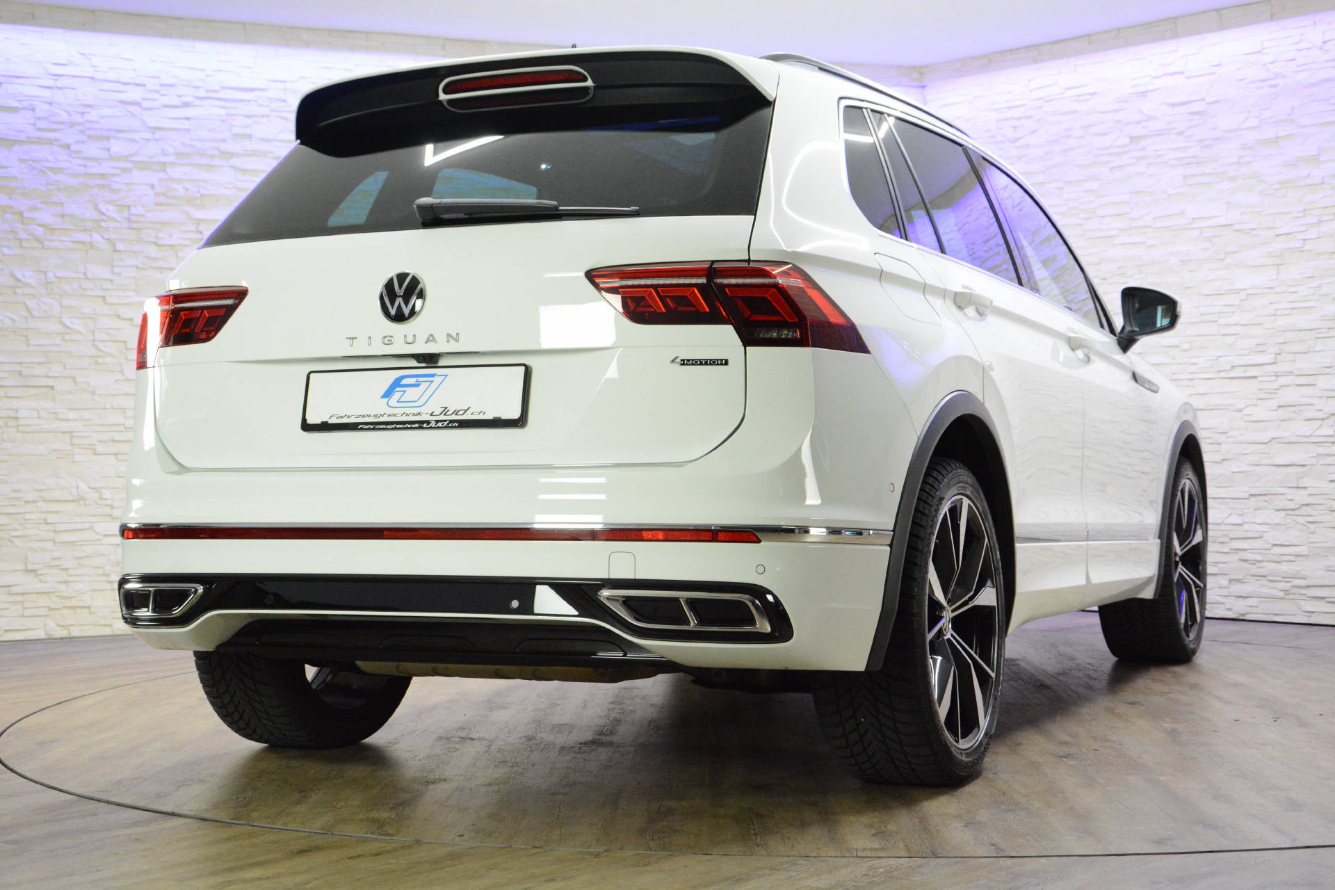 VW Tiguan 2.0 TSI R-Line DSG-image-4