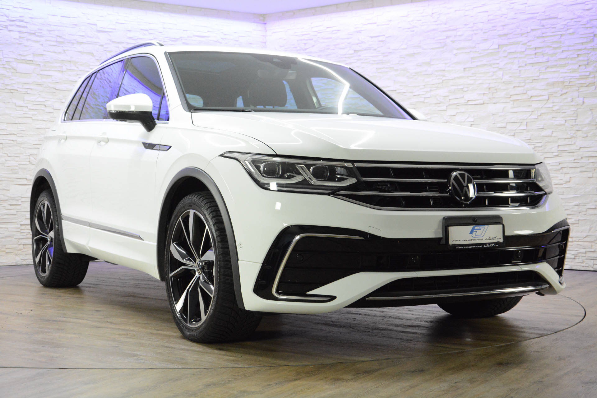 VW Tiguan 2.0 TSI R-Line DSG-image-1