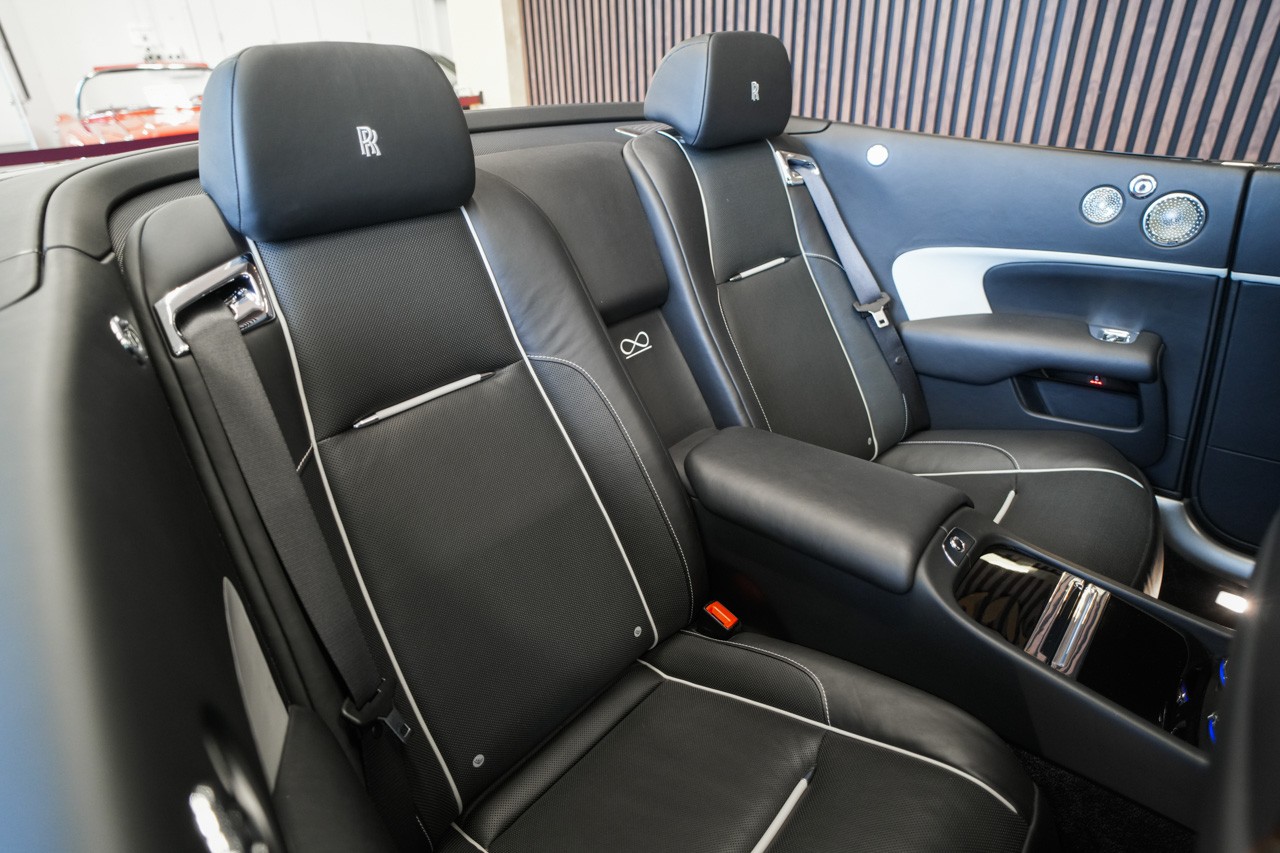 ROLLS-ROYCE Dawn 6.6 V12 Black Badge-image-17