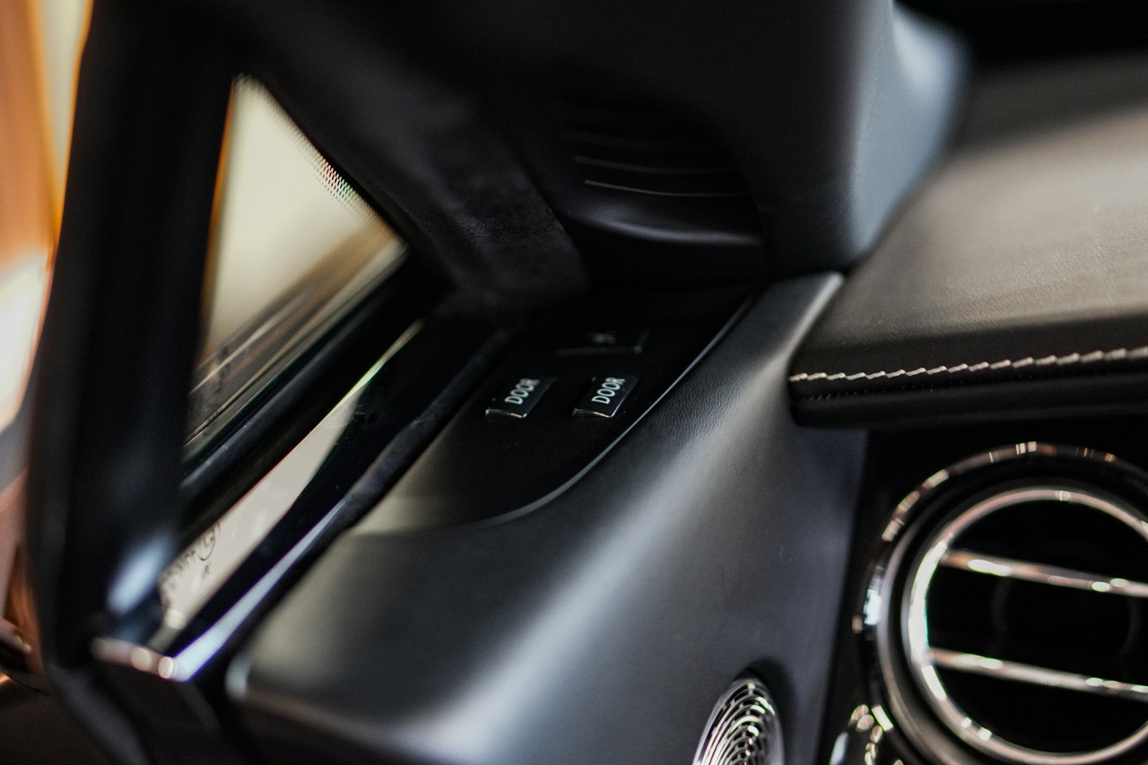 ROLLS-ROYCE Dawn 6.6 V12 Black Badge-image-24