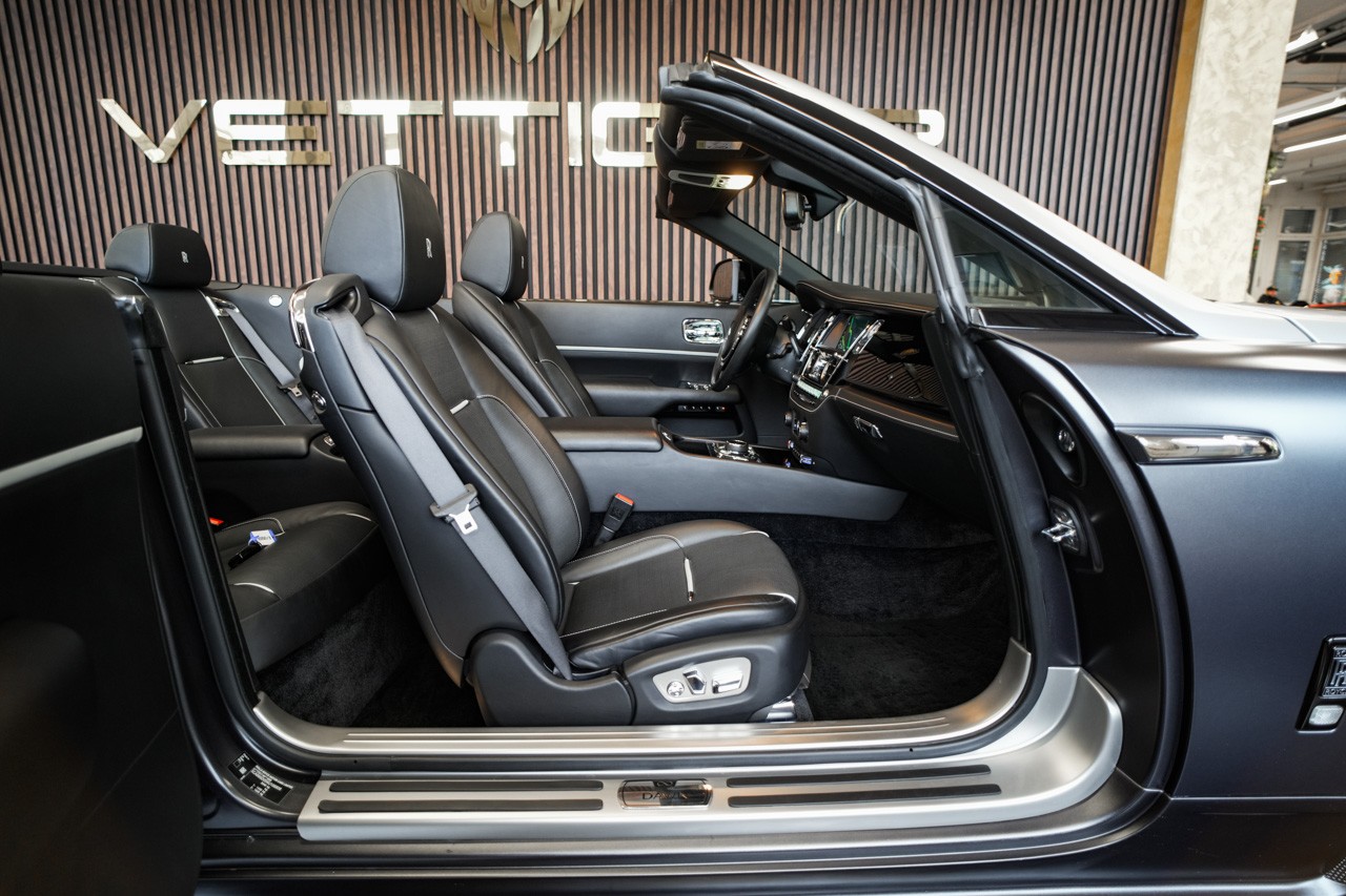 ROLLS-ROYCE Dawn 6.6 V12 Black Badge-image-15