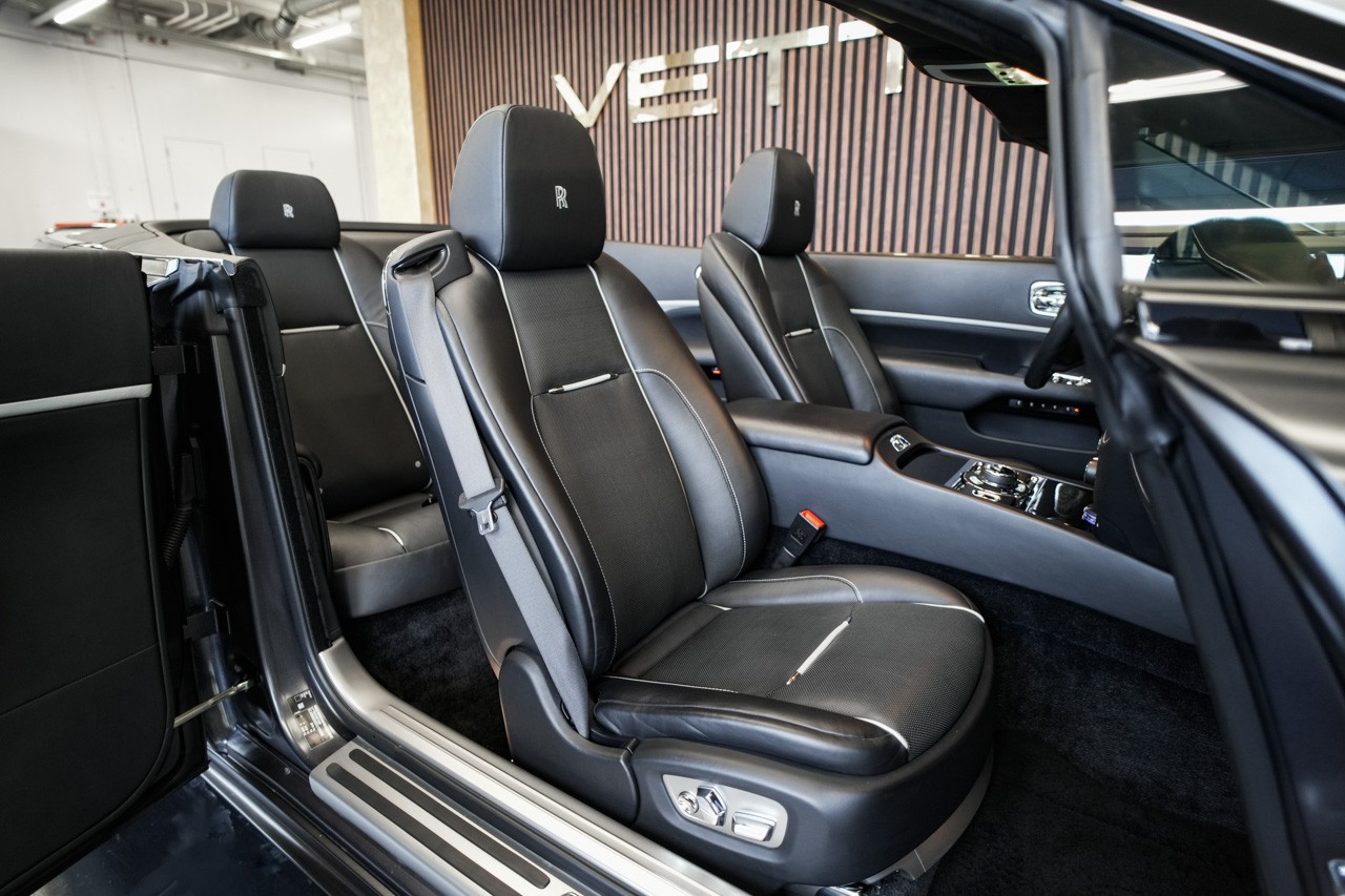 ROLLS-ROYCE Dawn 6.6 V12 Black Badge-image-16