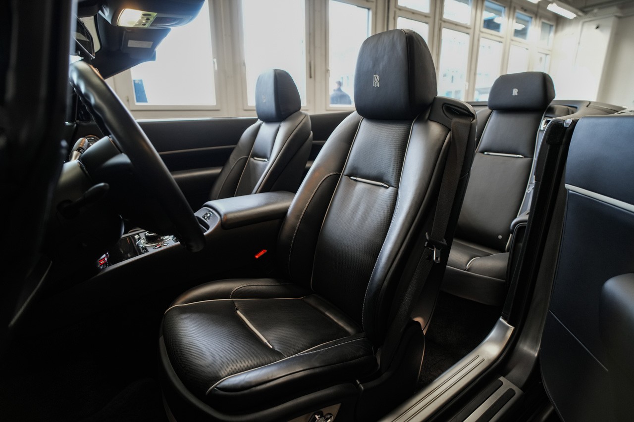 ROLLS-ROYCE Dawn 6.6 V12 Black Badge-image-13