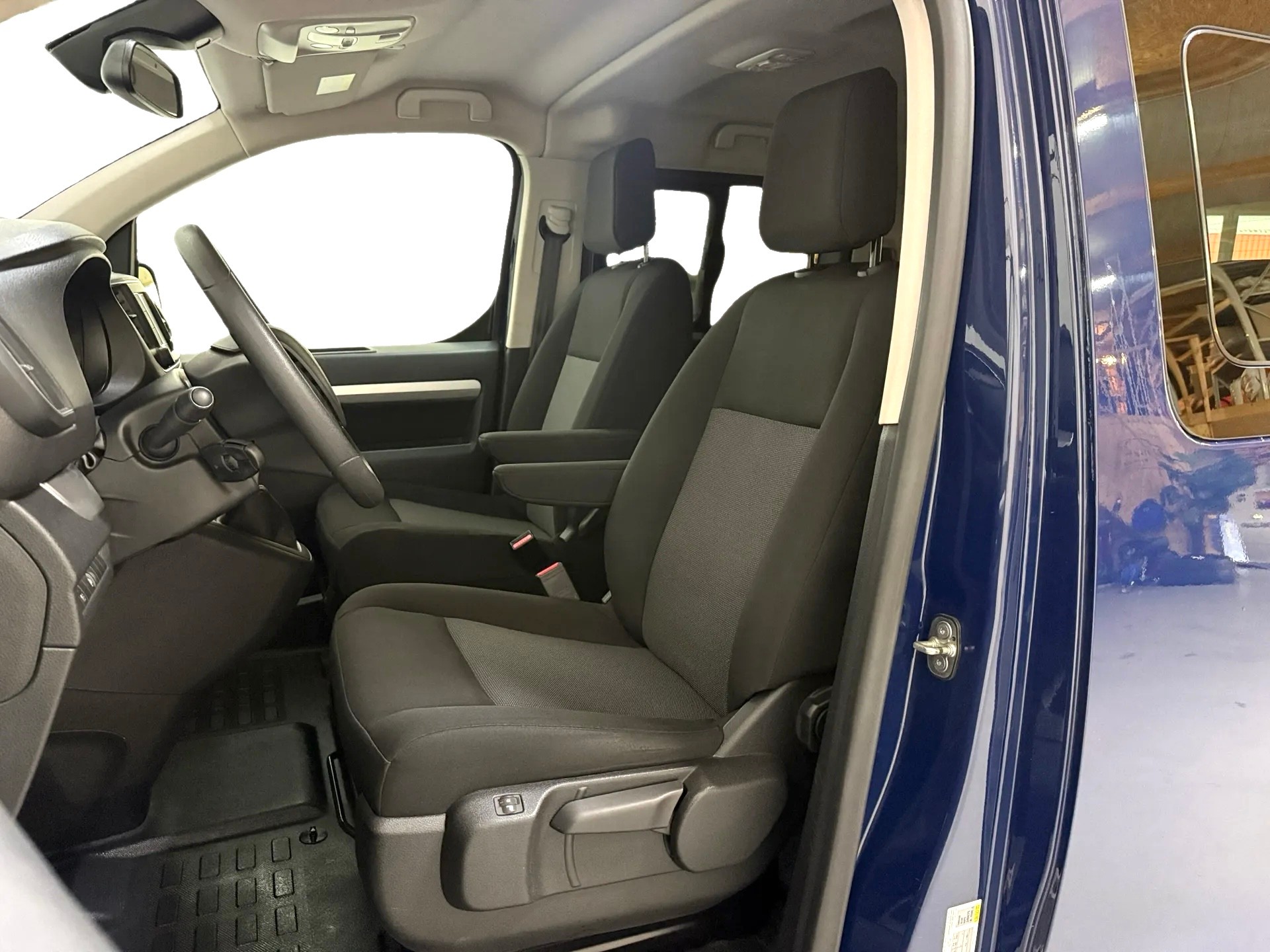 PEUGEOT Traveller 2.0 BlueHDi Business Compact 8 Plätzer-image-15