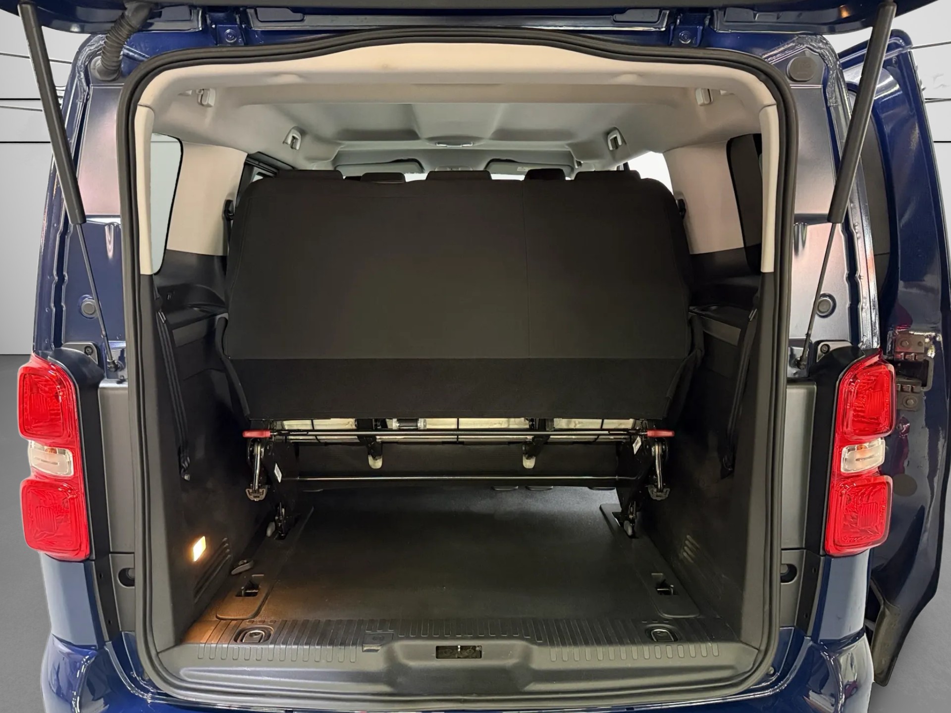PEUGEOT Traveller 2.0 BlueHDi Business Compact 8 Plätzer-image-12
