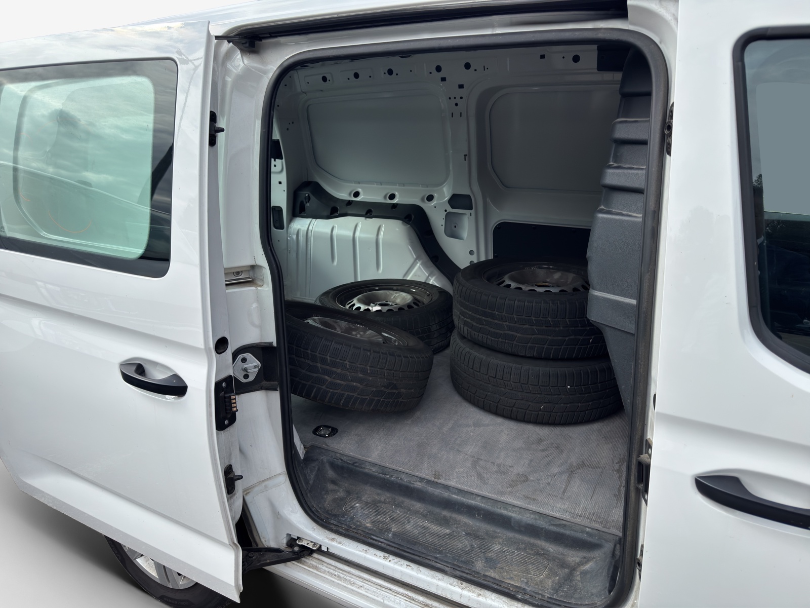 VW Caddy Cargo 2.0TDI Maxi-image-11