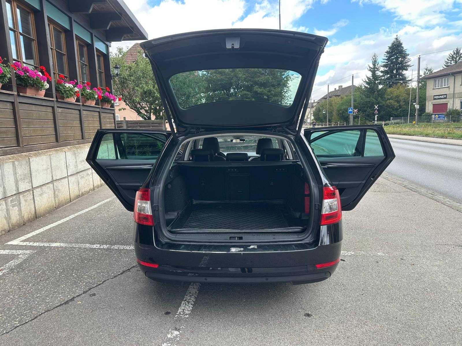 SKODA Octavia Combi 2.0 TSI Style 4x4 DSG-image-6