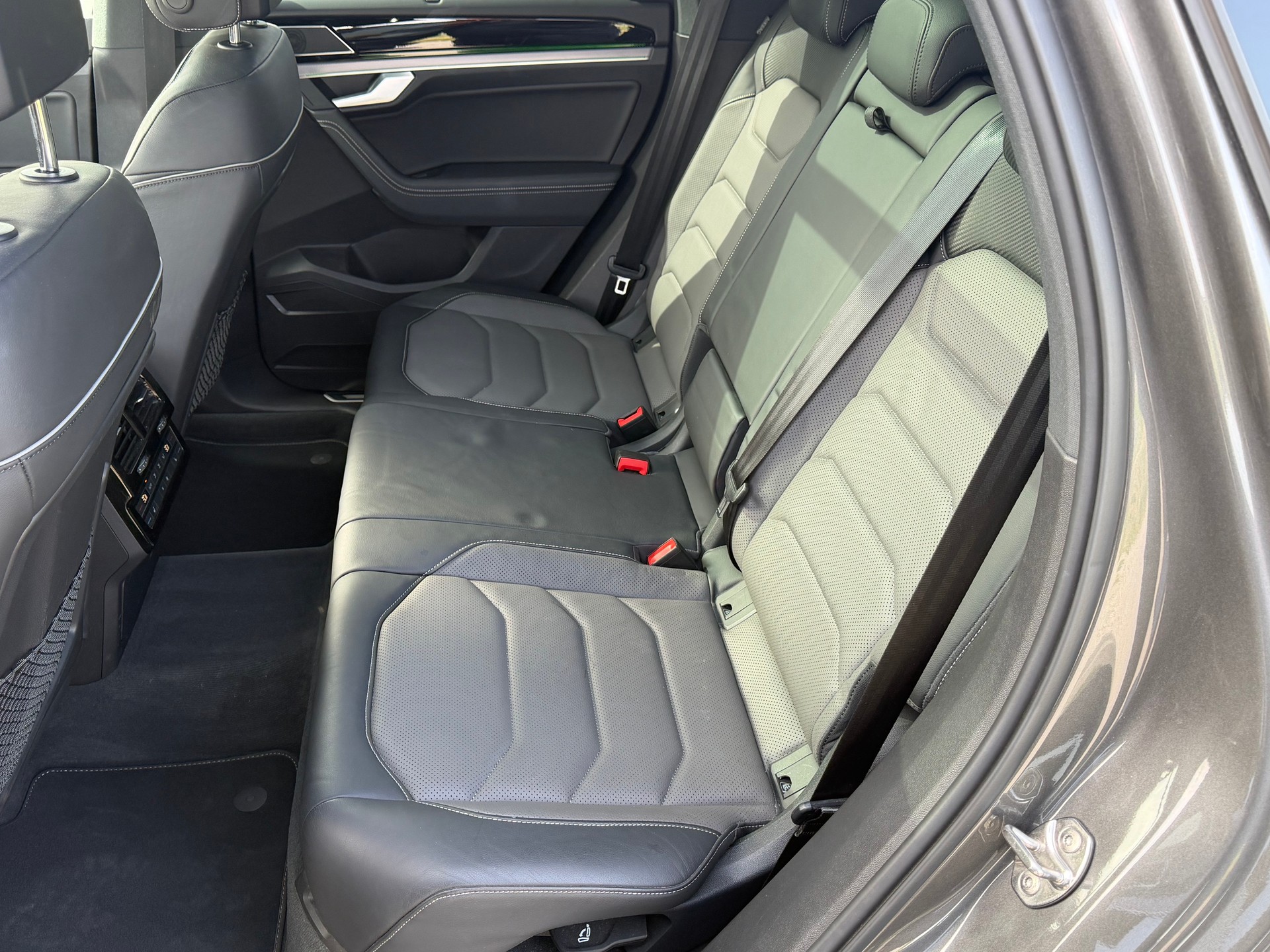 VW Touareg 4.0 V8 TDI R-Line Tiptronic-image-9