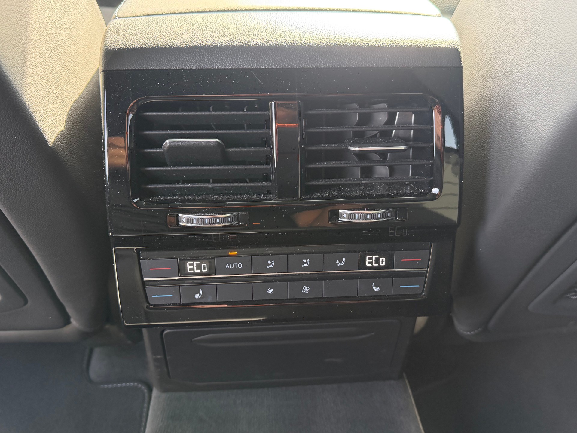 VW Touareg 4.0 V8 TDI R-Line Tiptronic-image-12