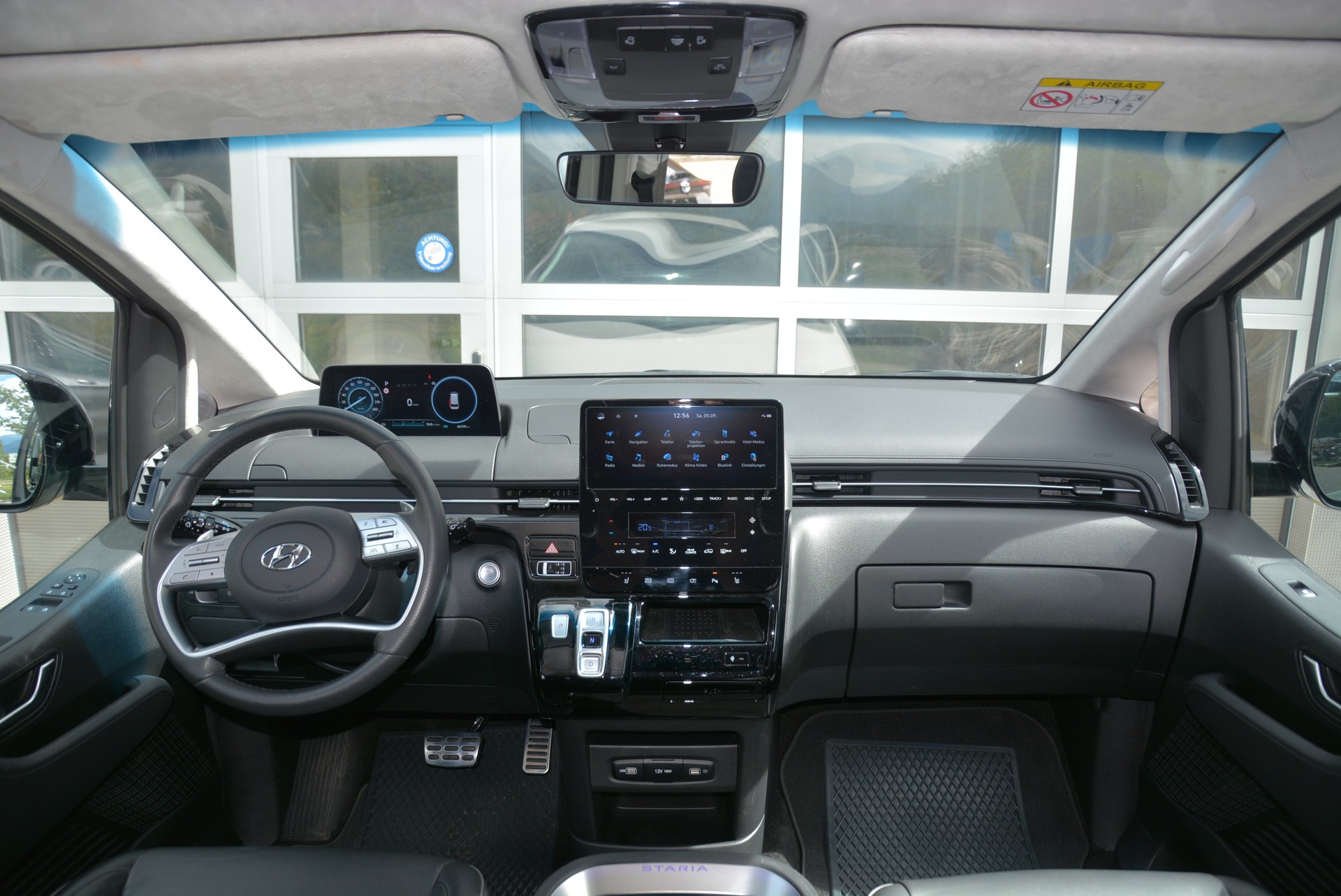 HYUNDAI Staria Premium 2.2 CRDi Amplia 4WD A-image-4
