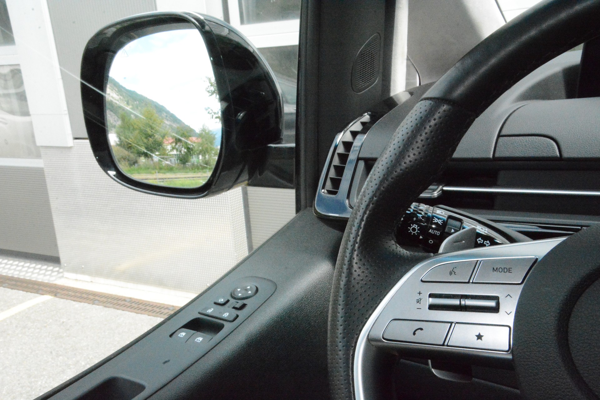 HYUNDAI Staria Premium 2.2 CRDi Amplia 4WD A-image-11