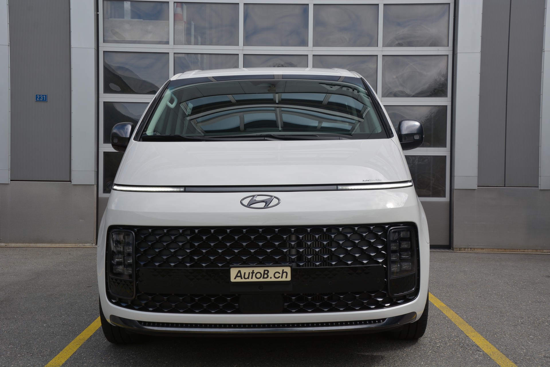 HYUNDAI Staria Premium 2.2 CRDi Amplia 4WD A-image-2