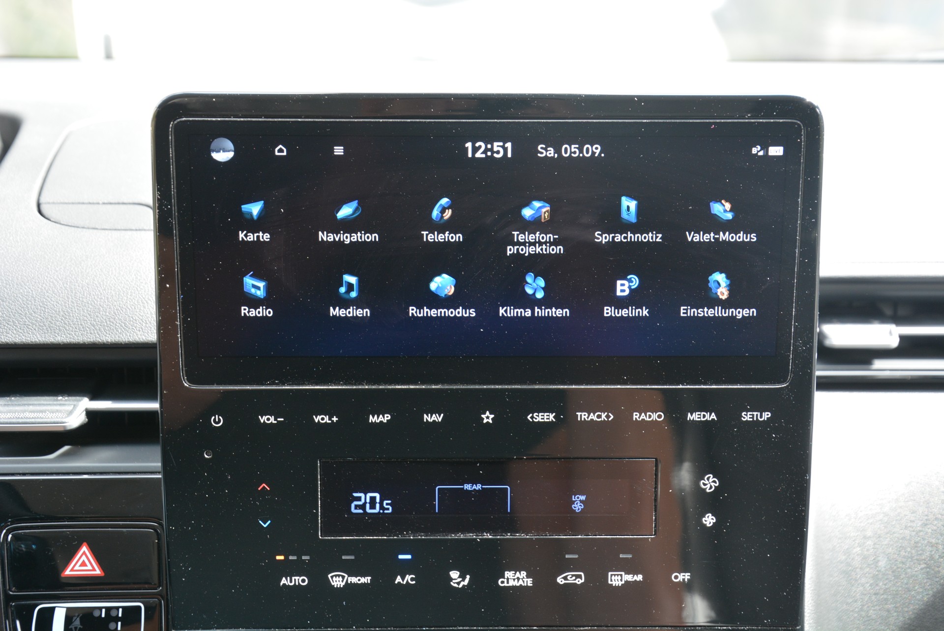 HYUNDAI Staria Premium 2.2 CRDi Amplia 4WD A-image-10
