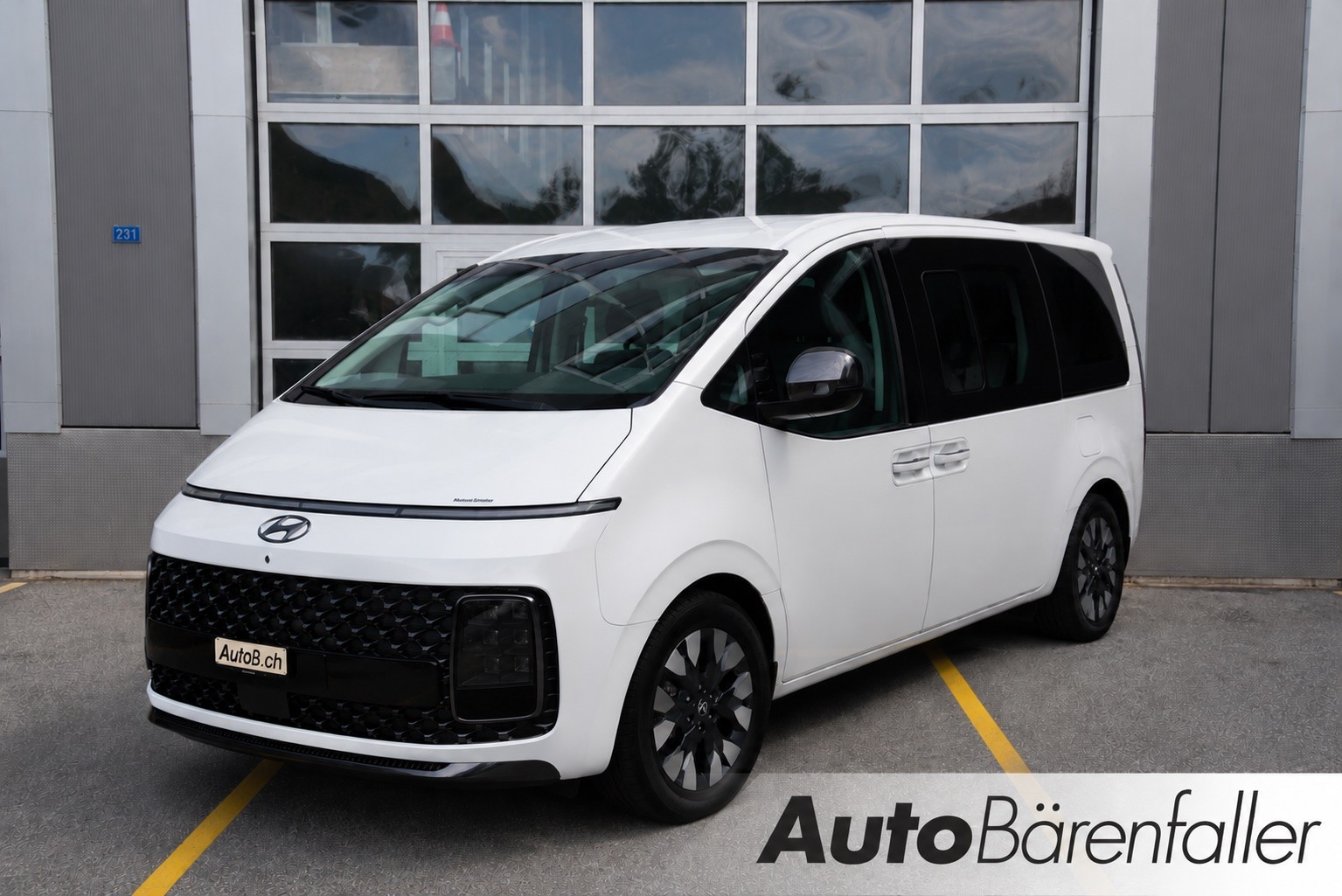 HYUNDAI Staria Premium 2.2 CRDi Amplia 4WD A — slika 1