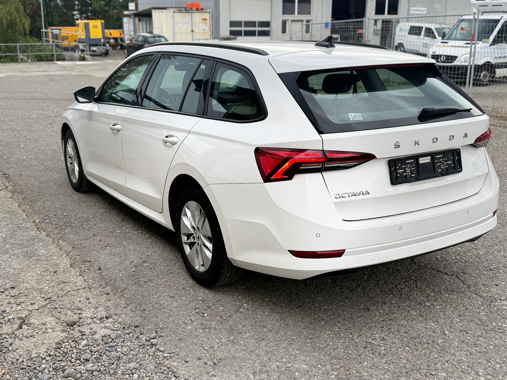 SKODA Octavia Combi 2.0 TDI DSG Ambition-image-4
