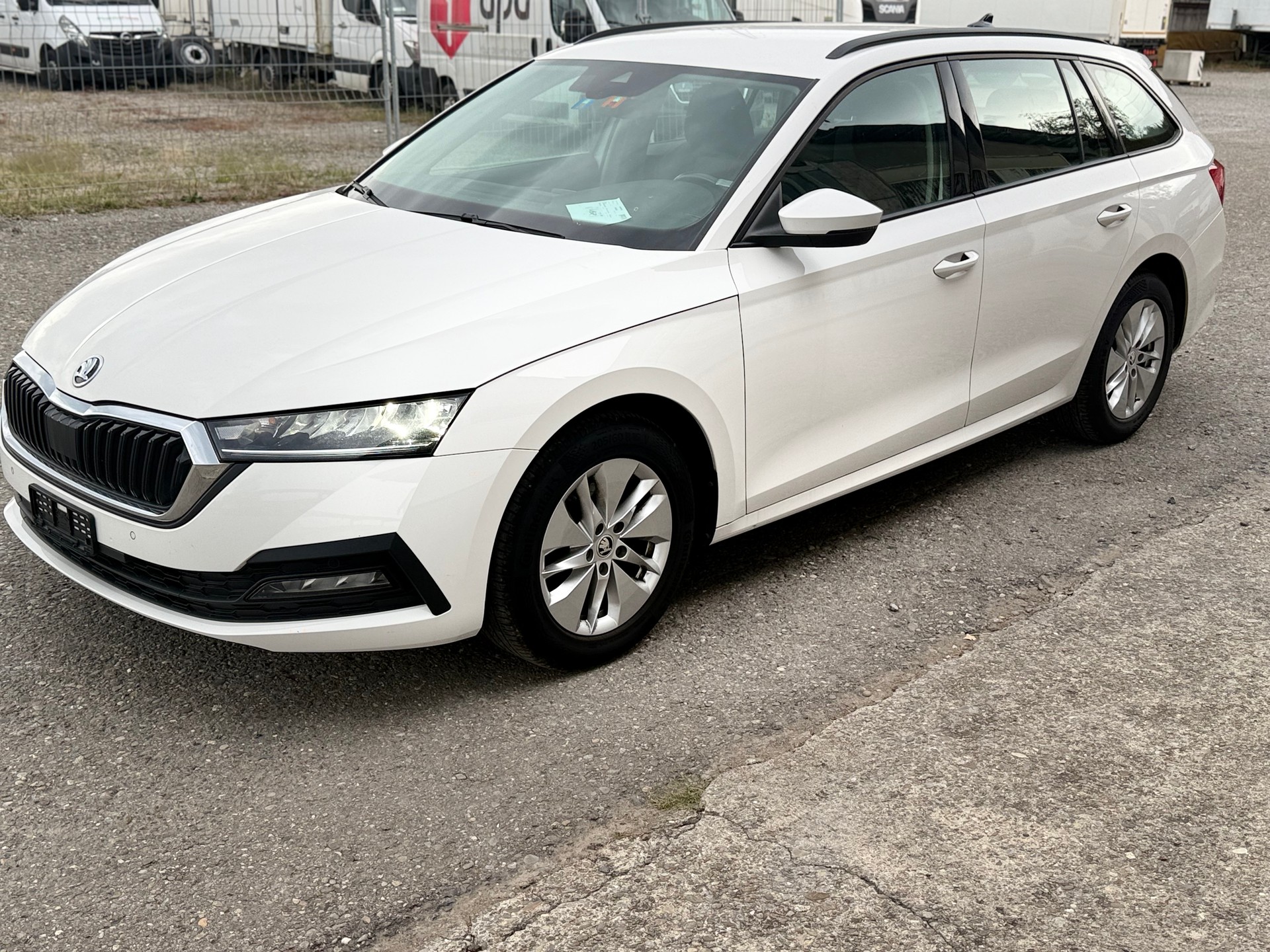 SKODA Octavia Combi 2.0 TDI DSG Ambition-image-3