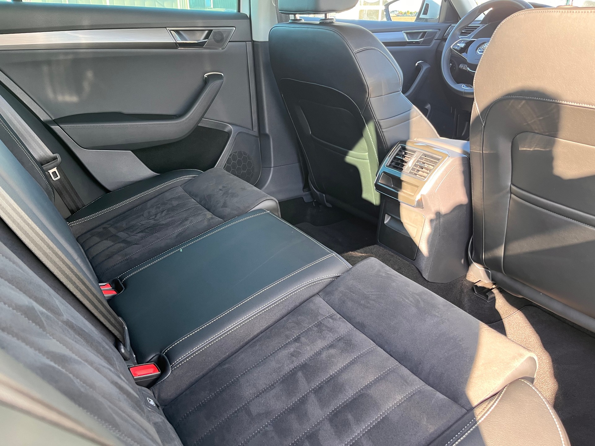SKODA SKODA Superb Combi 2.0 TDi Style 4x4 DSG * MY SKODA PAKET - LEDER ALCANTARA - PEARL WEISS METALLIC - AHK 2200kg *-image-16