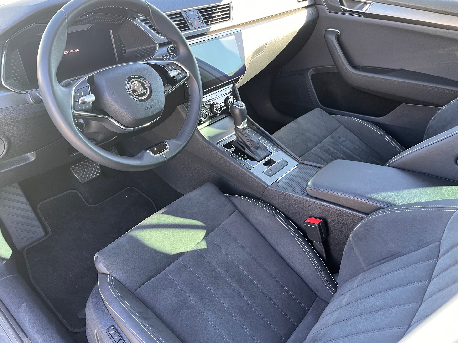 SKODA SKODA Superb Combi 2.0 TDi Style 4x4 DSG * MY SKODA PAKET - LEDER ALCANTARA - PEARL WEISS METALLIC - AHK 2200kg *-image-12