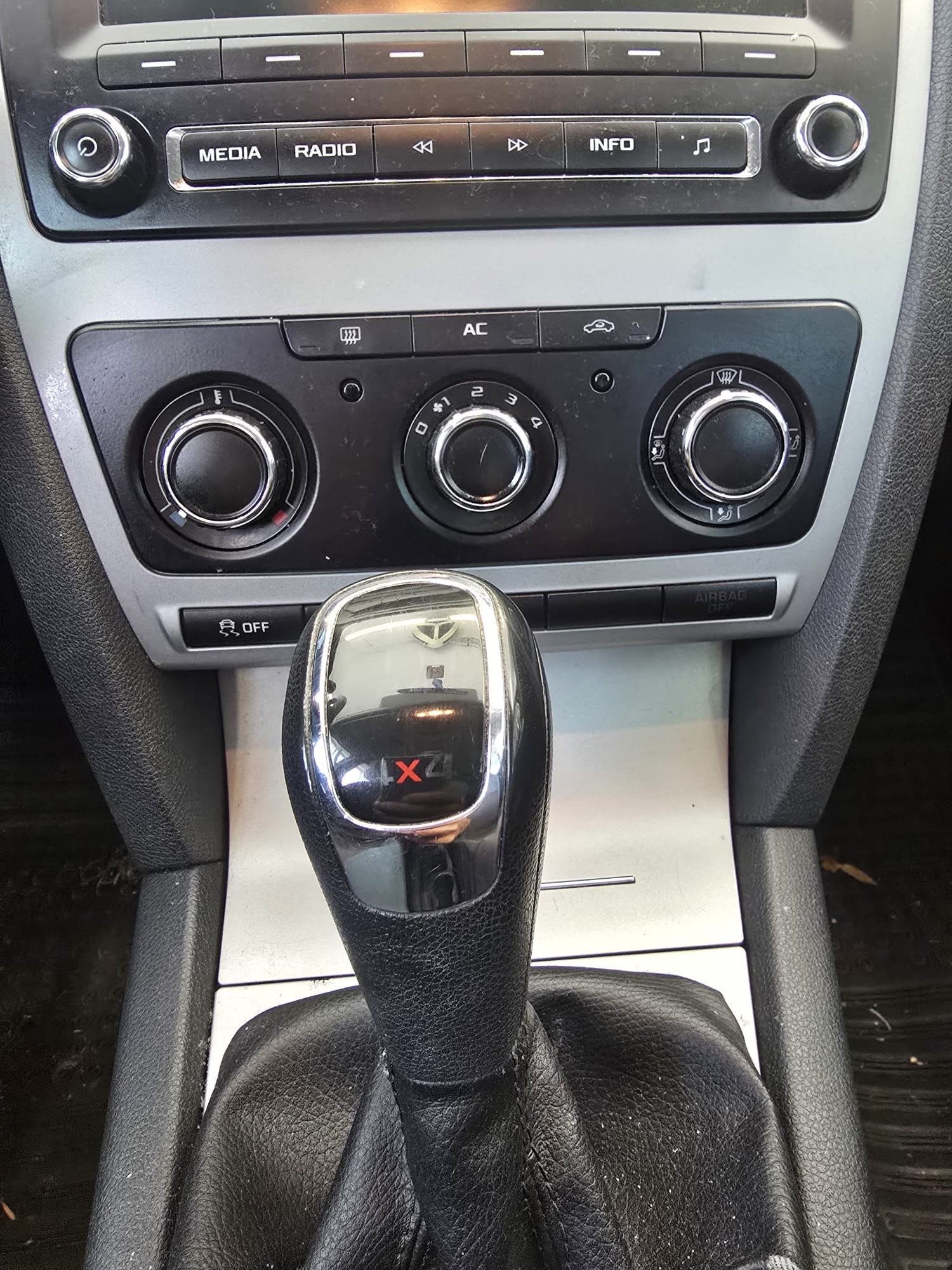 SKODA Octavia Combi 1.8 TSI Laurin & Klement 4x4-image-14
