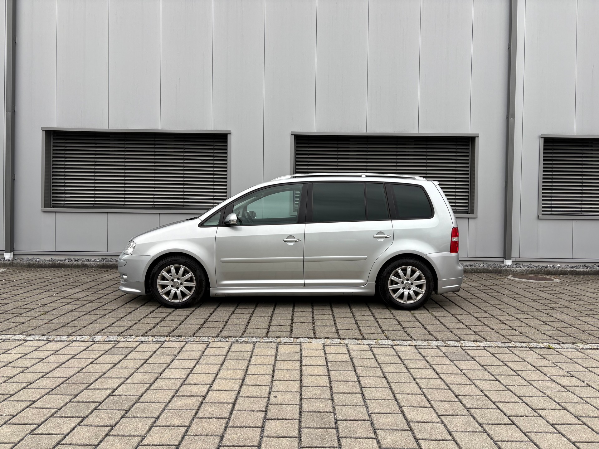 VW Touran 2.0 TDI Trendline-image-9