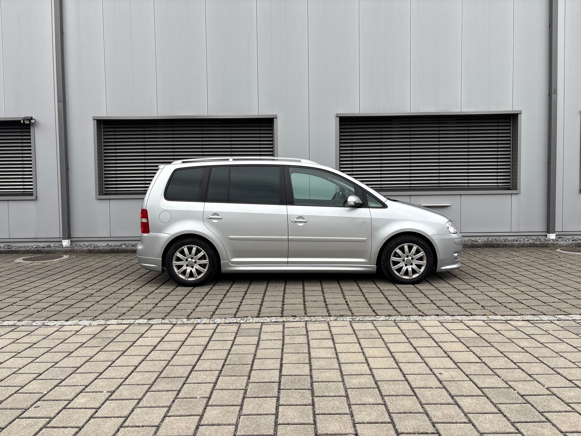 VW Touran 2.0 TDI Trendline-image-10