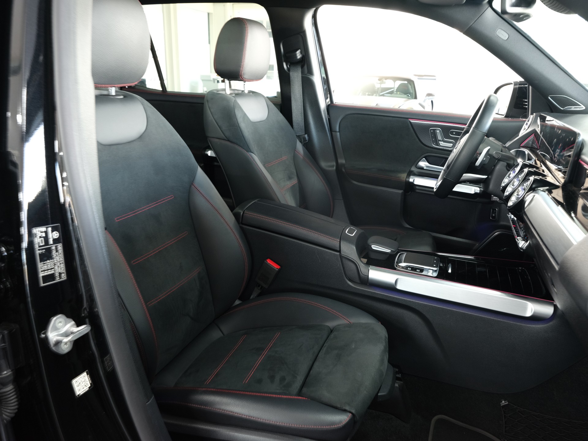 MERCEDES-BENZ GLB 250 4Matic AMG Line 8G-Tronic *360 Kamera* *Burmester* *Panorama*-image-30