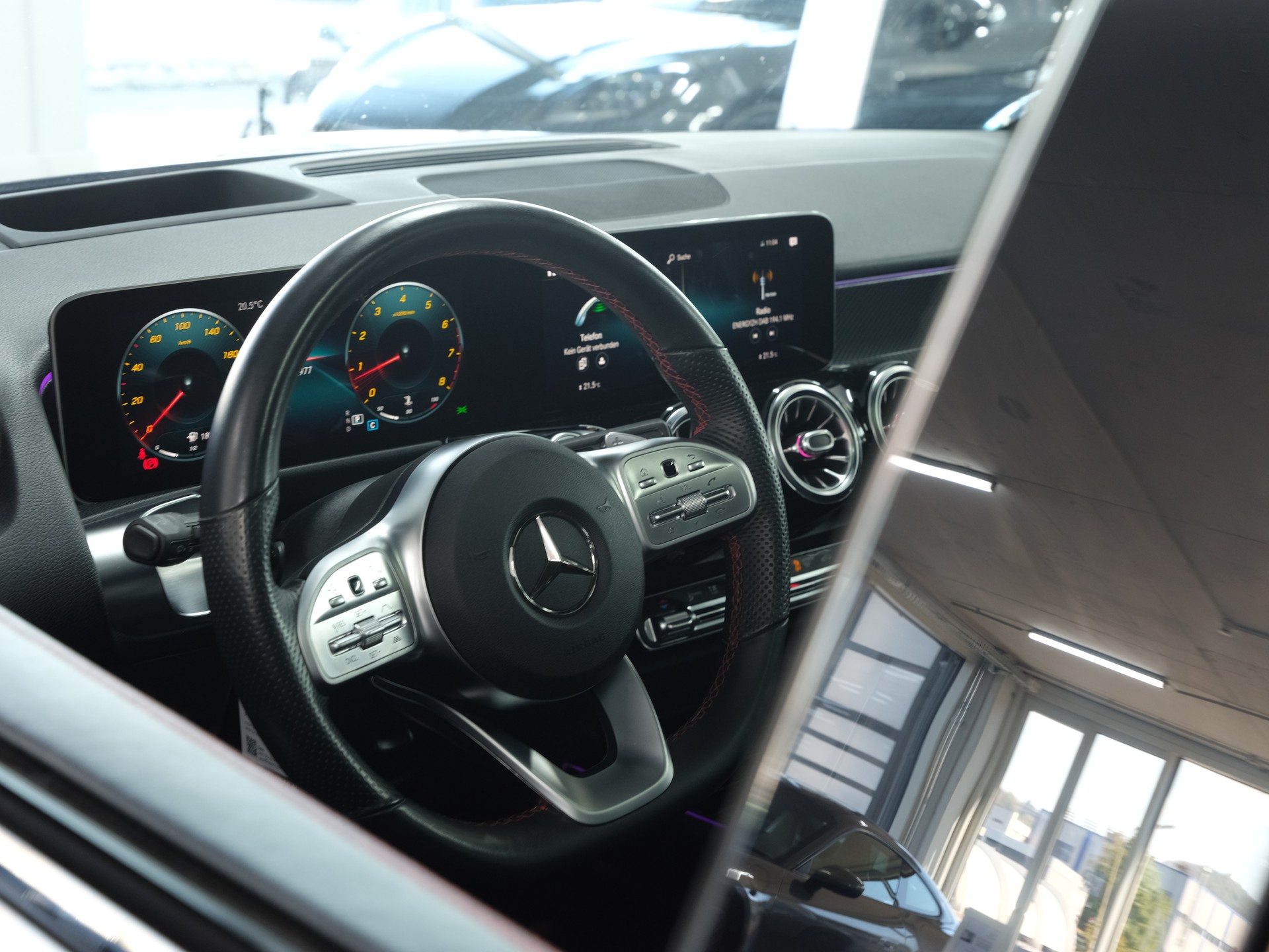 MERCEDES-BENZ GLB 250 4Matic AMG Line 8G-Tronic *360 Kamera* *Burmester* *Panorama*-image-19