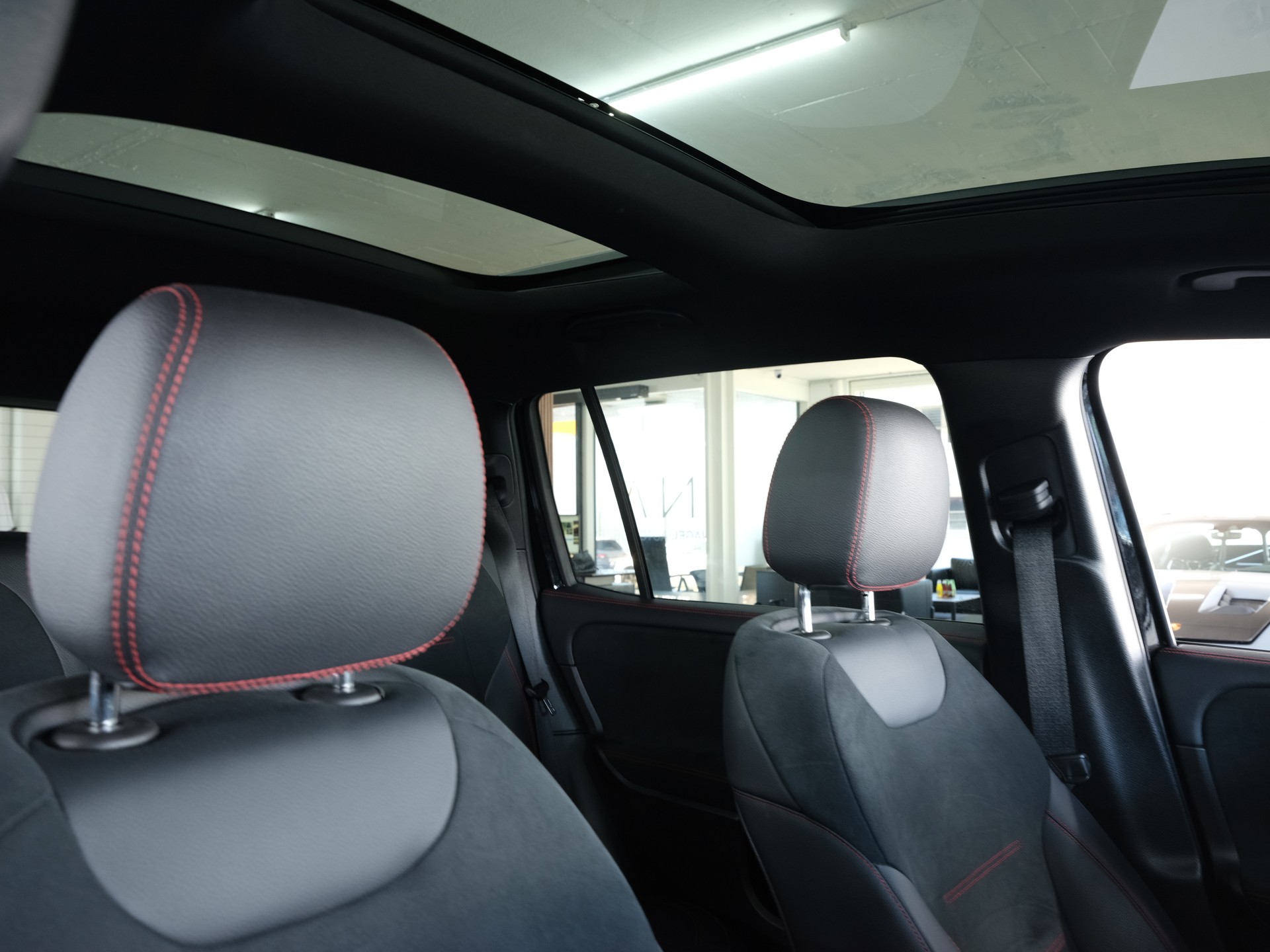 MERCEDES-BENZ GLB 250 4Matic AMG Line 8G-Tronic *360 Kamera* *Burmester* *Panorama*-image-32