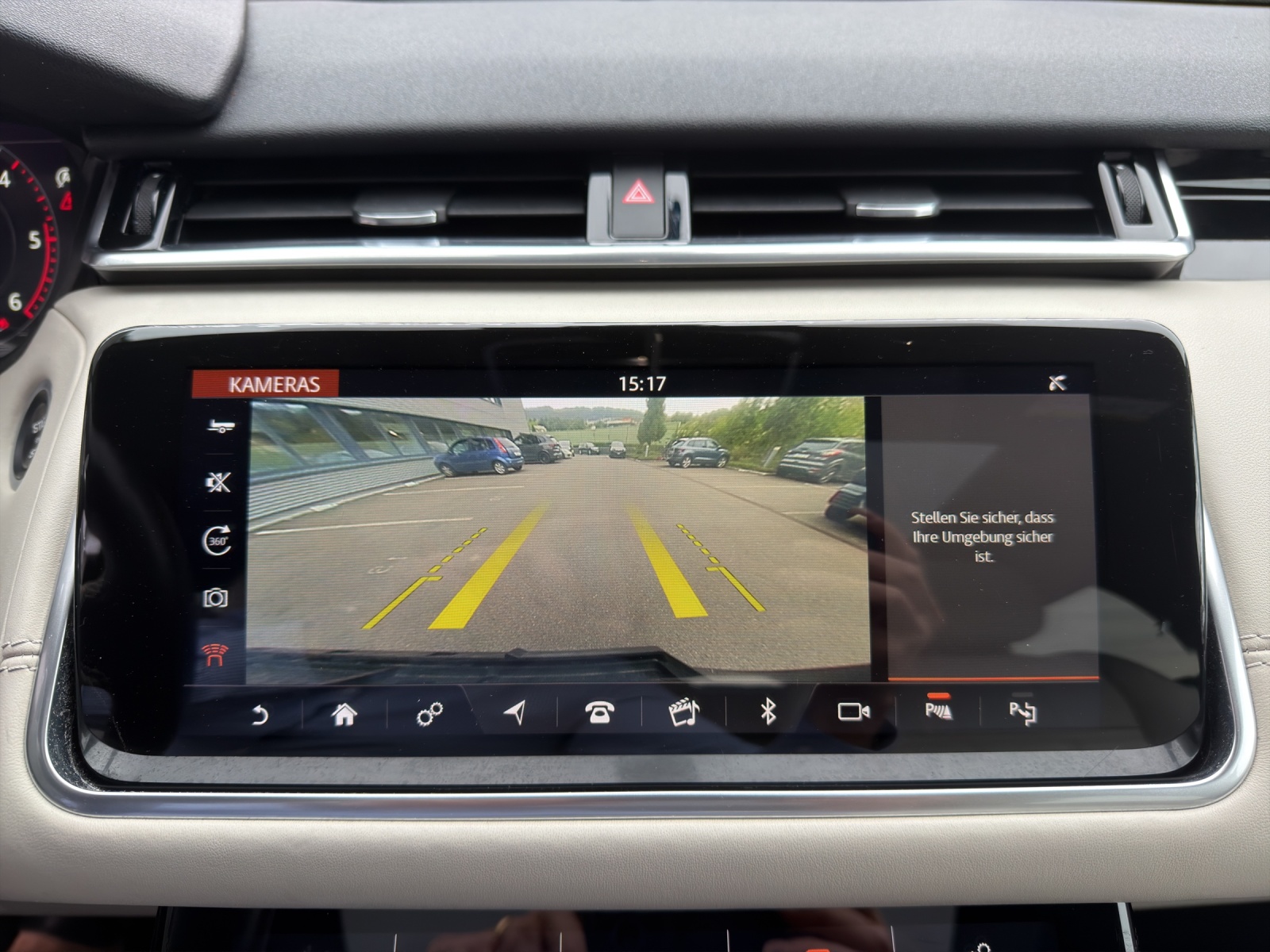 LAND ROVER Range Rover Velar 2.0 D 240 R-Dynamic SE / Leder-Pano-LED-ACC-AHK-image-14