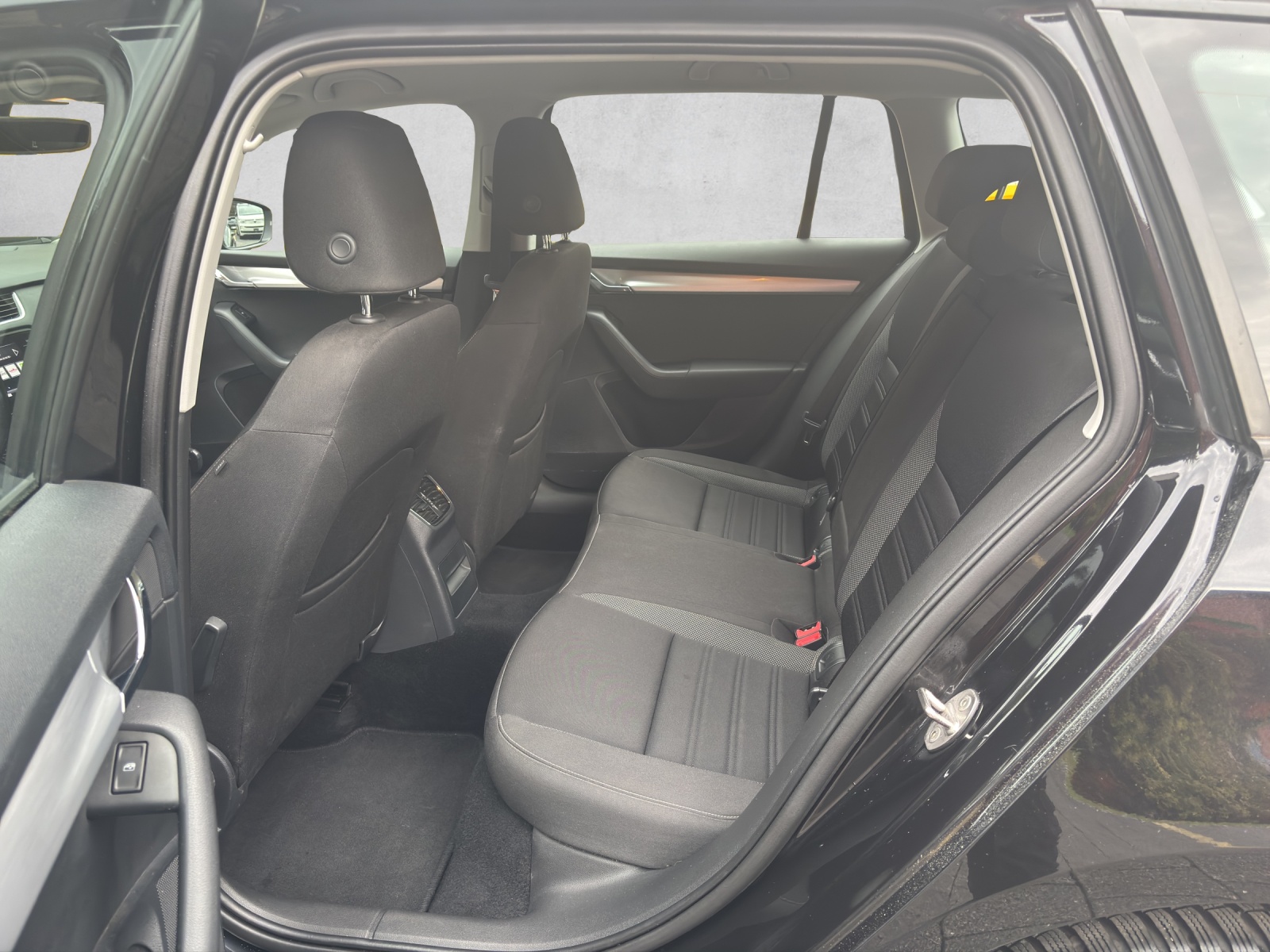 SKODA Octavia Combi 2.0 TDI Ambition 4x4-image-9