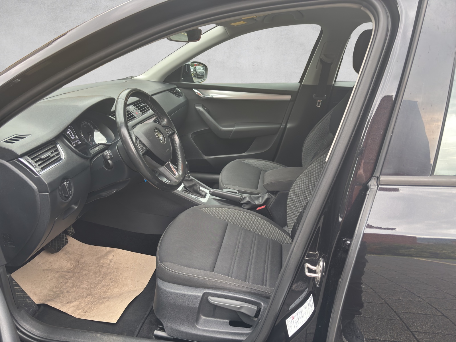 SKODA Octavia Combi 2.0 TDI Ambition 4x4-image-8