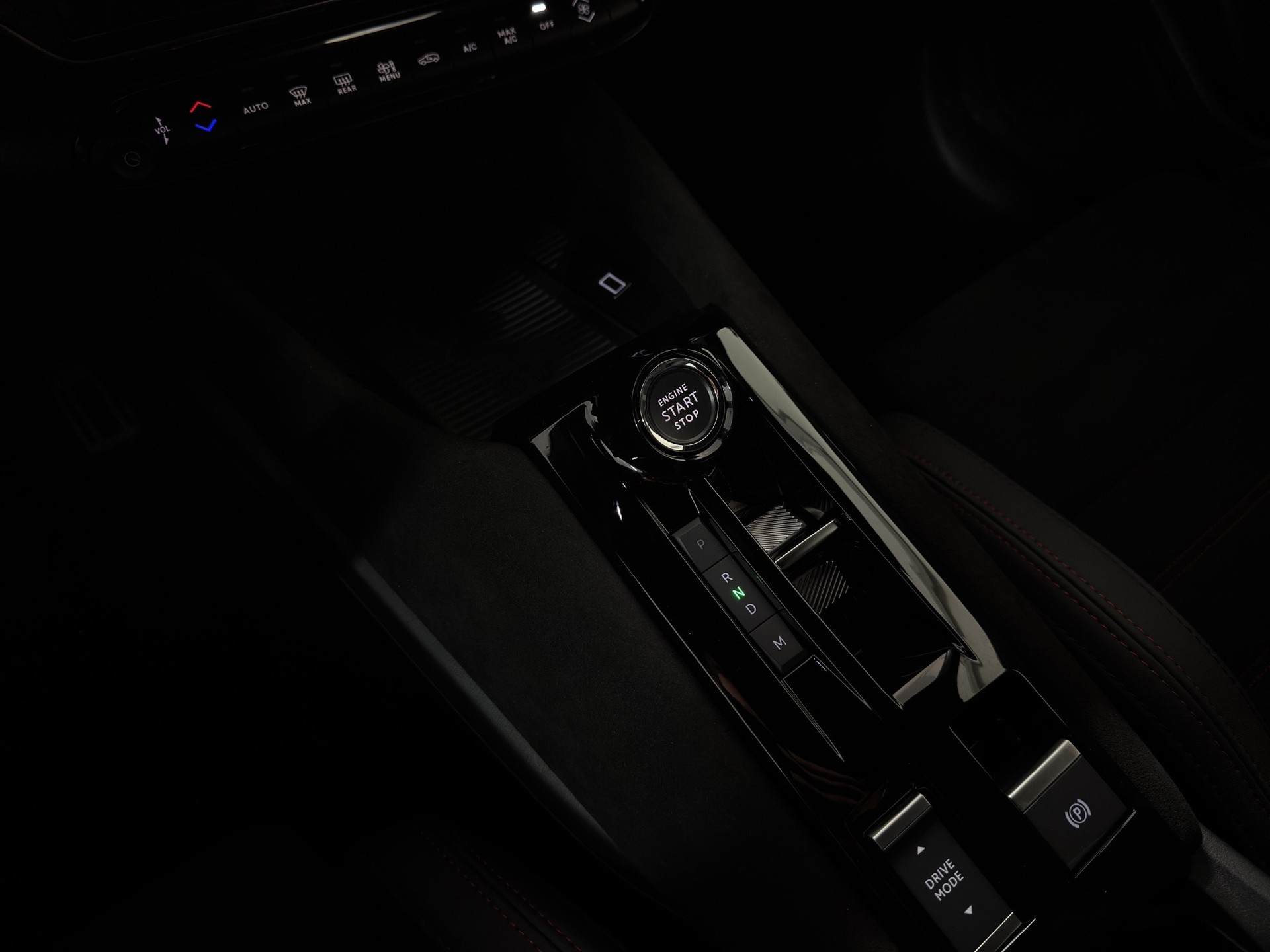 ALFA ROMEO Junior 1.2 48V Hybrid Corsa-Speciale "Sabelt Sportsitze-Pack Tech/Matrix"-image-15