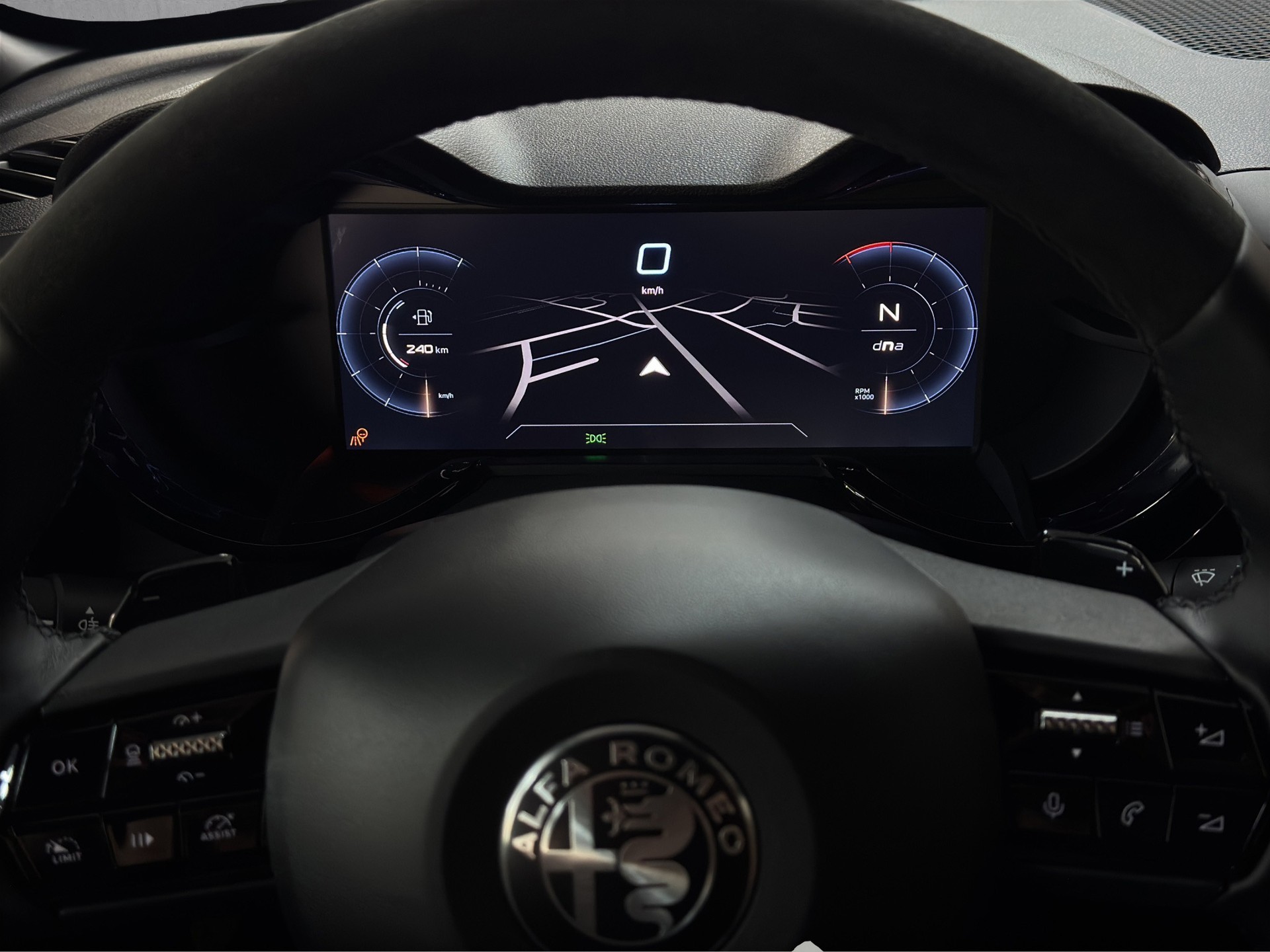 ALFA ROMEO Junior 1.2 48V Hybrid Corsa-Speciale "Sabelt Sportsitze-Pack Tech/Matrix"-image-14