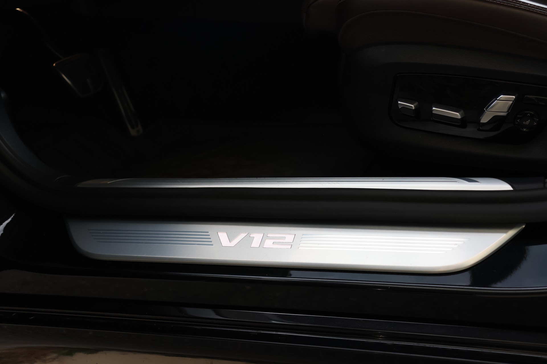 BMW M760Li xDrive Sport Getriebe BMW M760Li xDrive | Bowers & Wilkins | Sky Lounge | Massage-image-31
