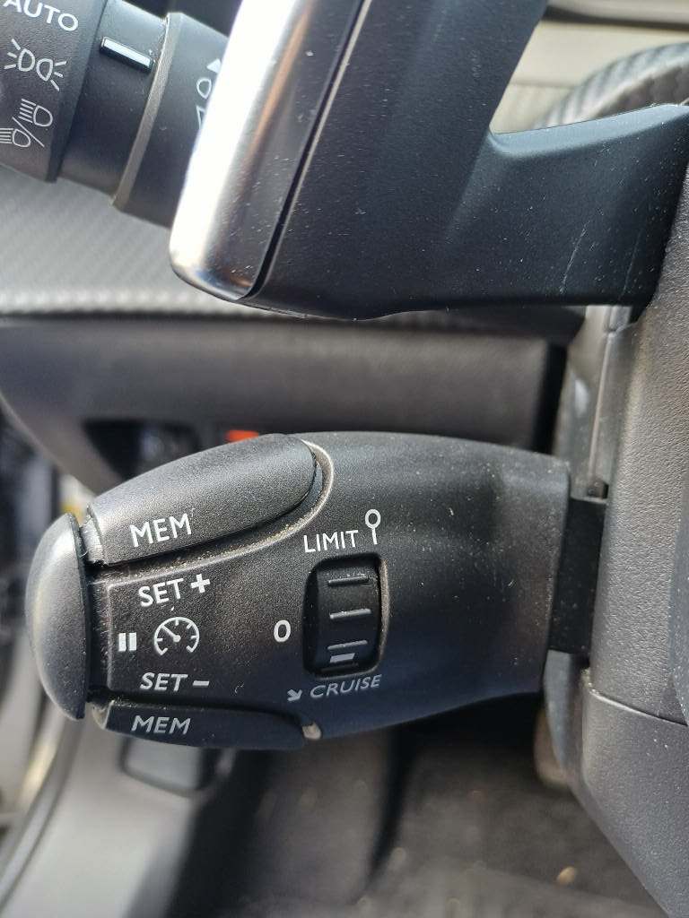 PEUGEOT 2008 1.2 PureTech 130 Allure-image-7