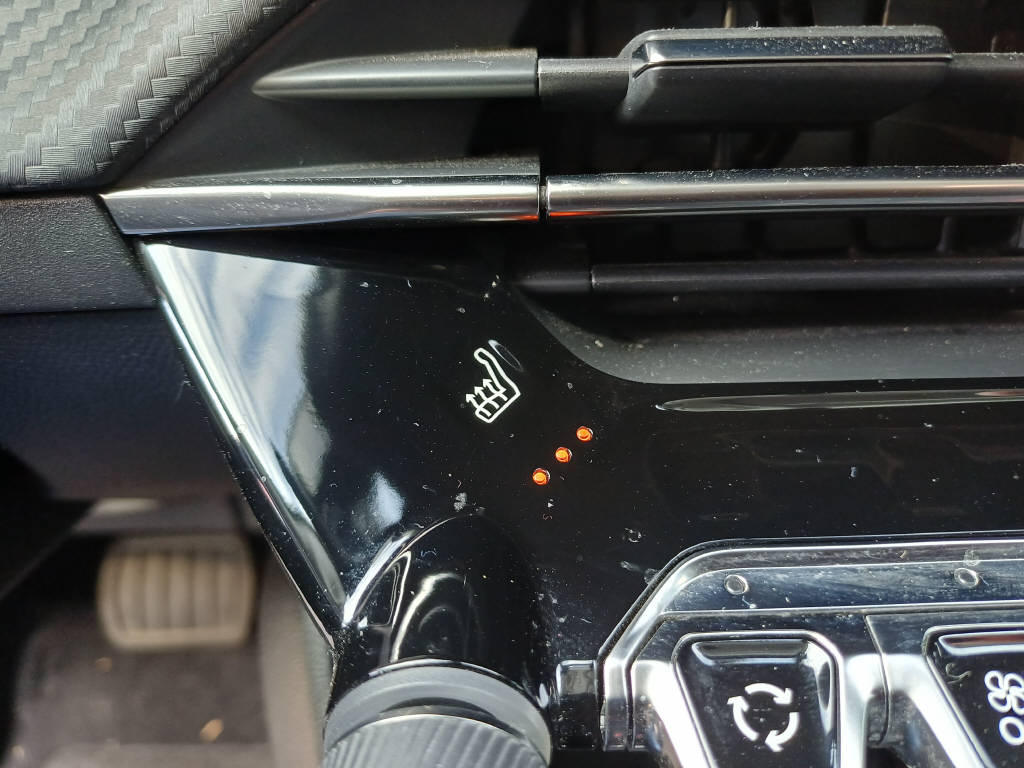 PEUGEOT 2008 1.2 PureTech 130 Allure-image-8