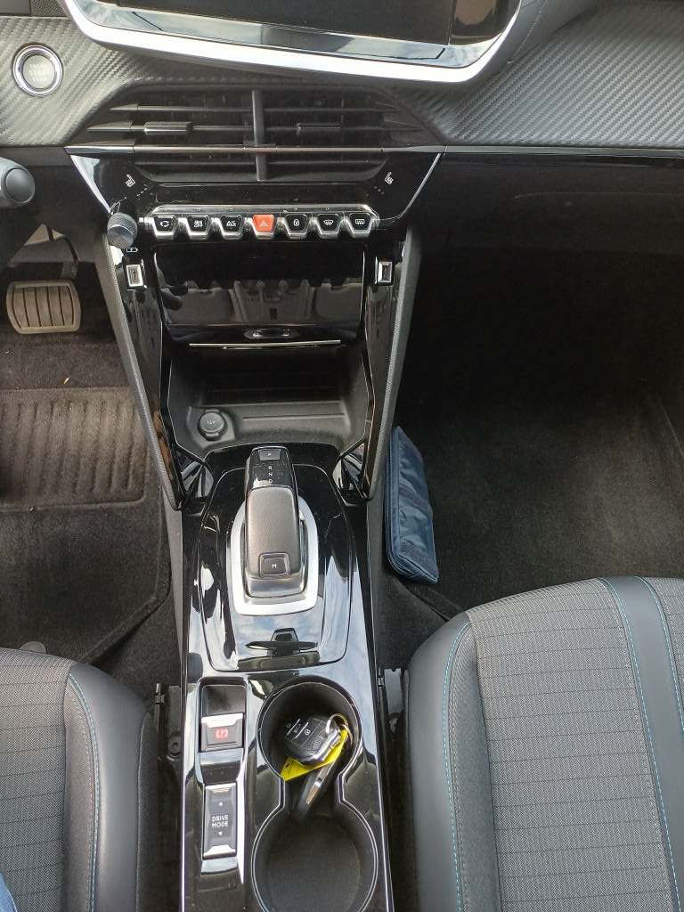 PEUGEOT 2008 1.2 PureTech 130 Allure-image-6