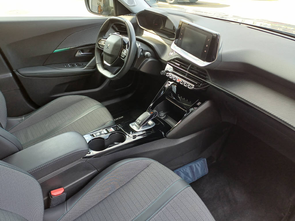 PEUGEOT 2008 1.2 PureTech 130 Allure-image-4