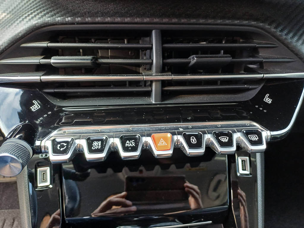 PEUGEOT 2008 1.2 PureTech 130 Allure-image-9